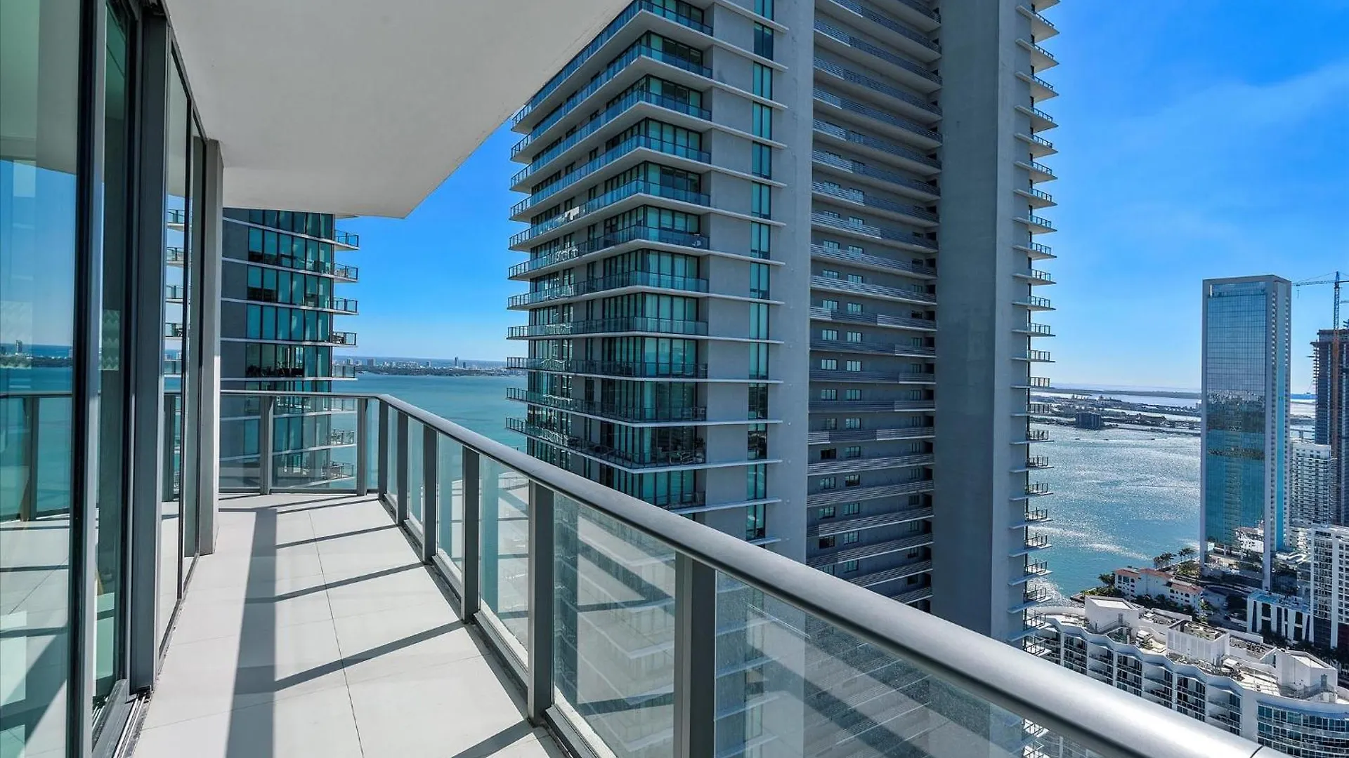 Posh Ocean View Penthouse - Heated Pool, Gym, Office! 10mins *