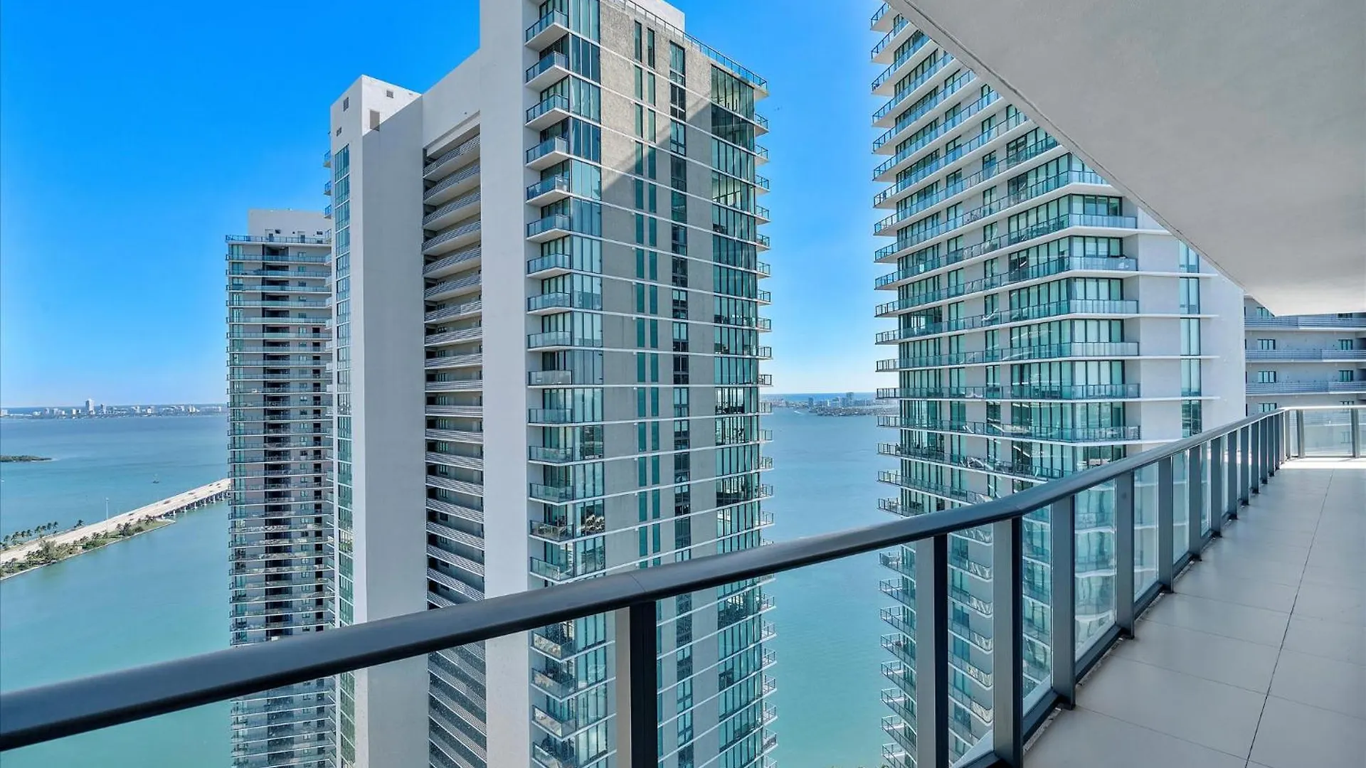 Posh Ocean View Penthouse - Heated Pool, Gym, Office! 10mins * Miami