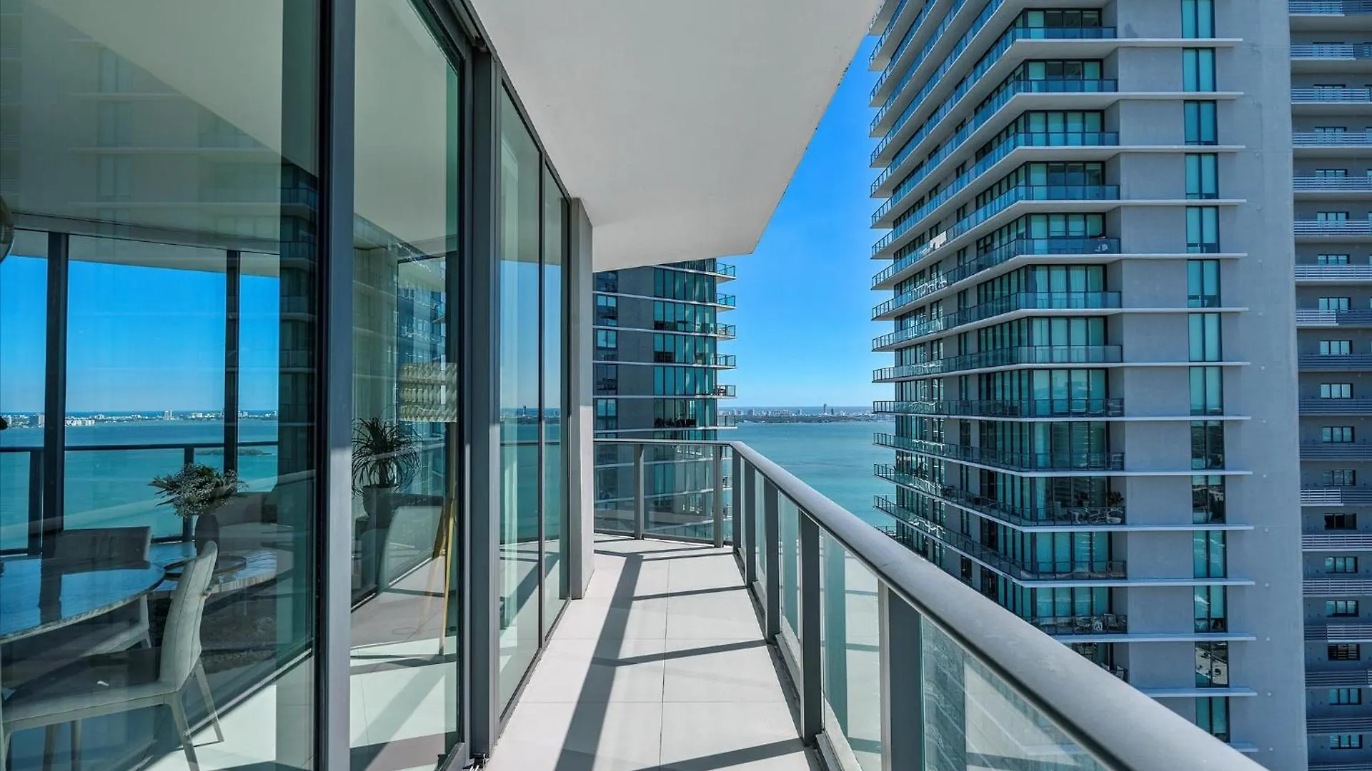 Posh Ocean View Penthouse - Heated Pool, Gym, Office! 10mins