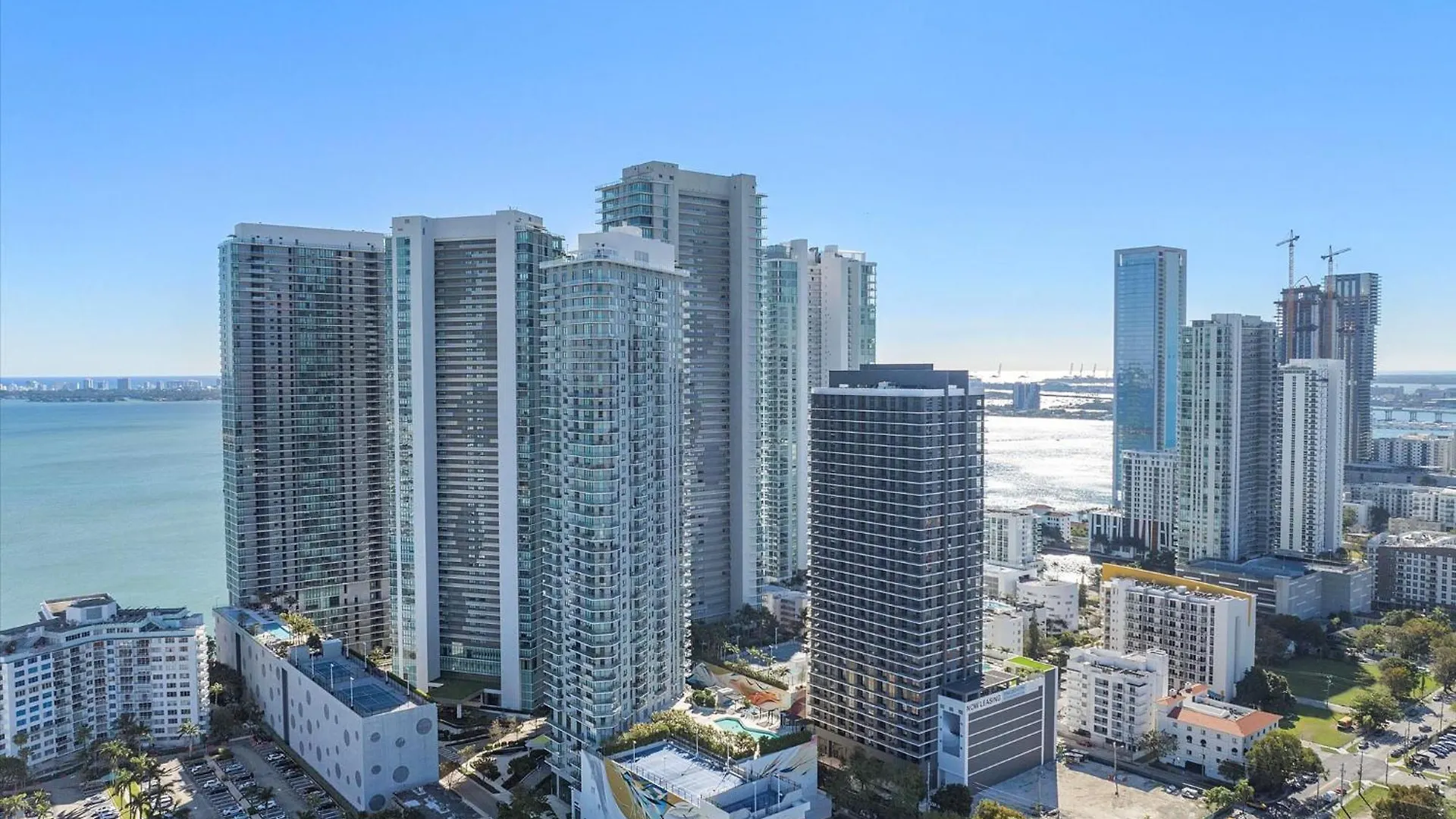 Apartment Posh Ocean View Penthouse - Heated Pool, Gym, Office! 10mins *