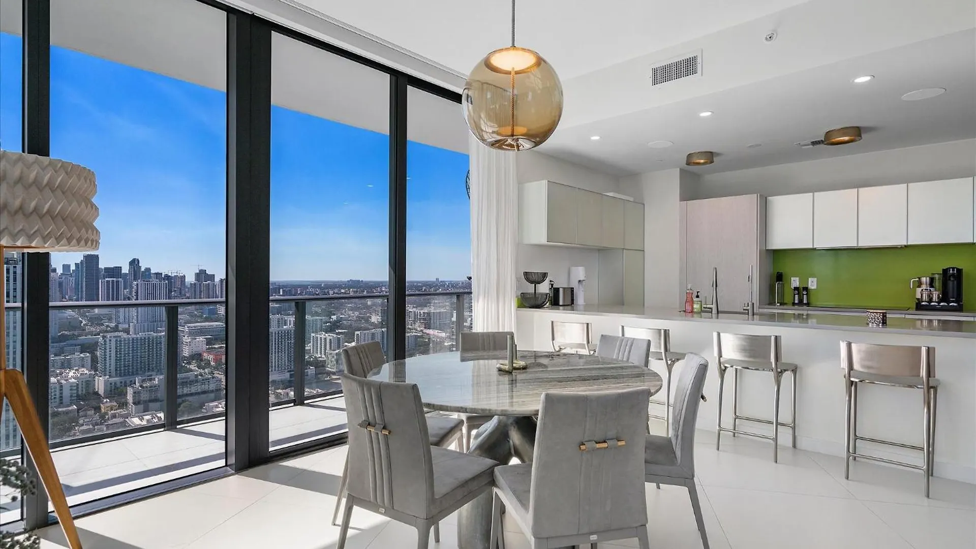 Posh Ocean View Penthouse - Heated Pool, Gym, Office! 10mins Apartment *