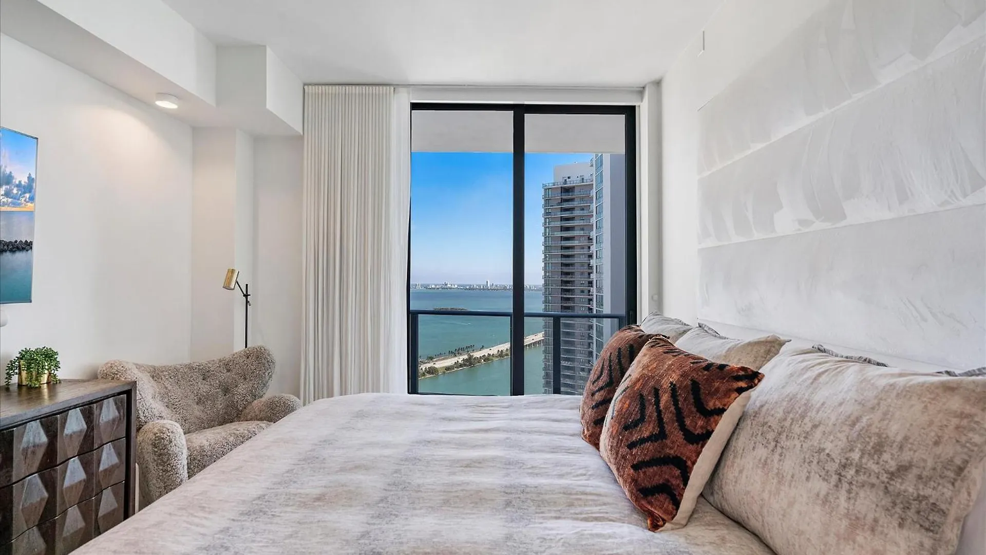 Apartment Posh Ocean View Penthouse - Heated Pool, Gym, Office! 10mins