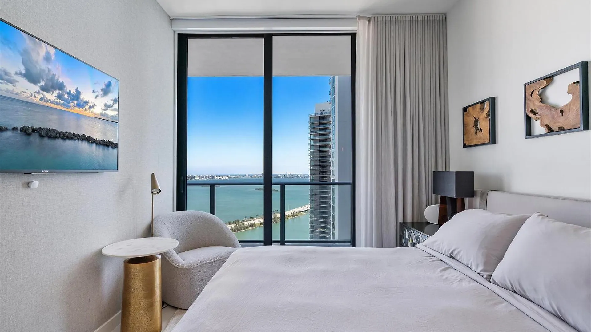 Posh Ocean View Penthouse - Heated Pool, Gym, Office! 10mins *