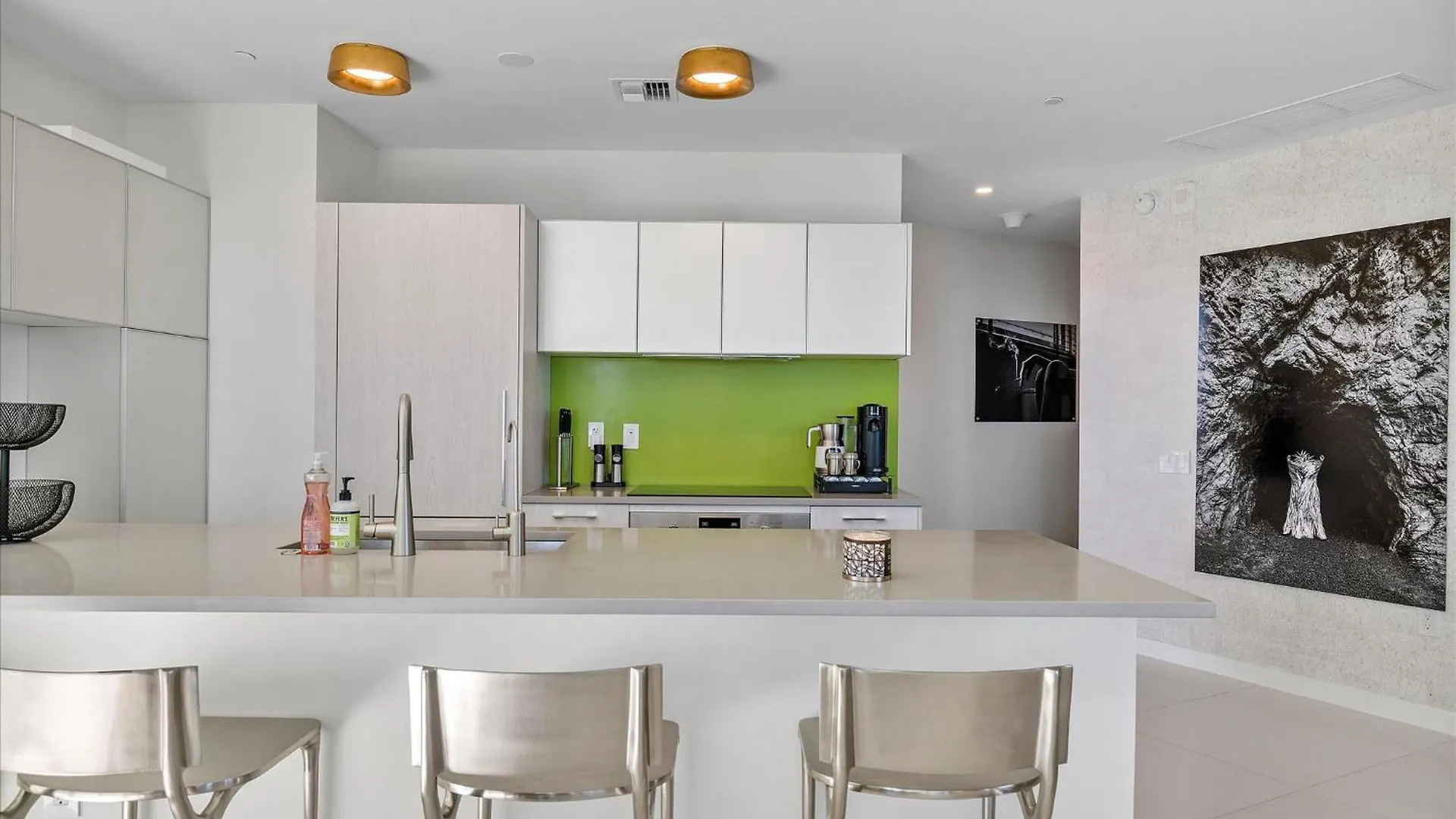 Posh Ocean View Penthouse - Heated Pool, Gym, Office! 10mins Apartment