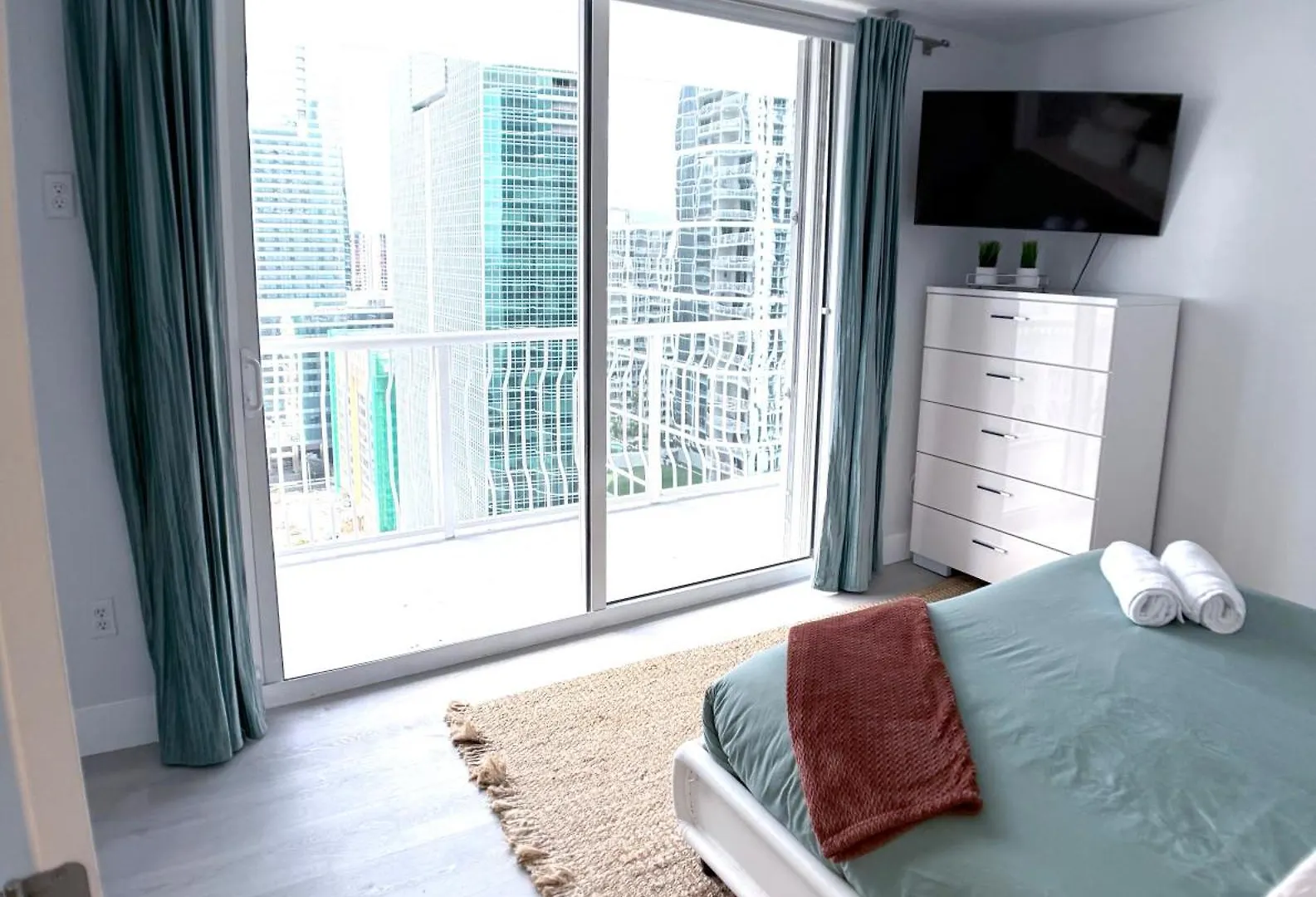 Upscale Brickell 3 Bedroom With Water Views And Free Parking *