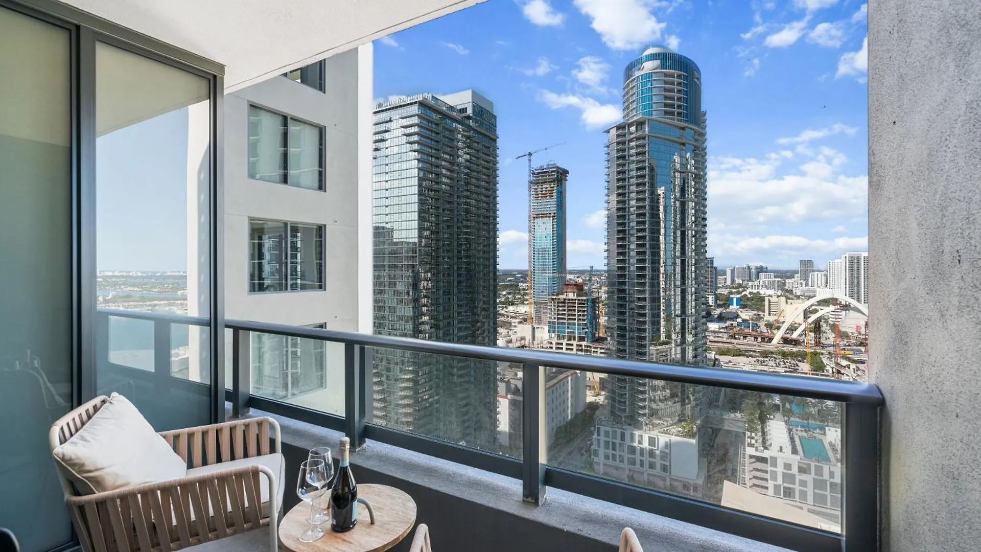 New 28th Floor Unit - Breathtaking Bay And Downtown Views Miami