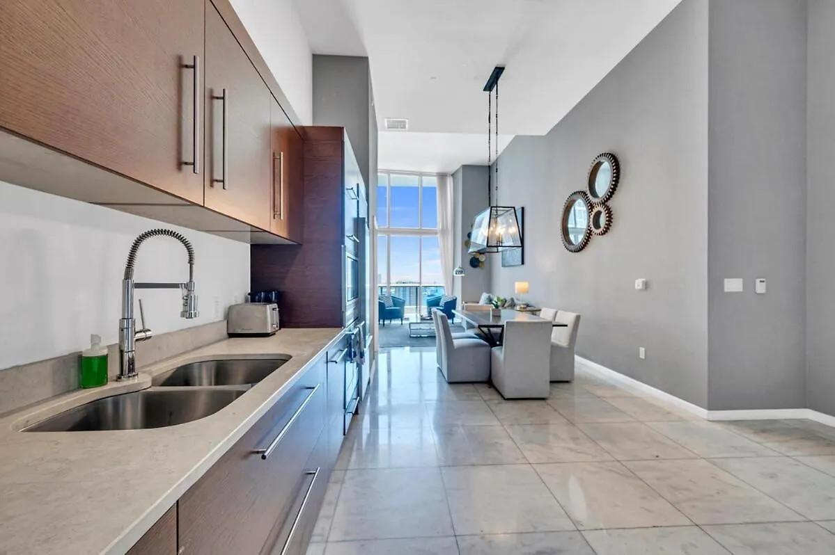 Stunning 40th Floor High Ceiling Icon Brickell With Access Apartment *