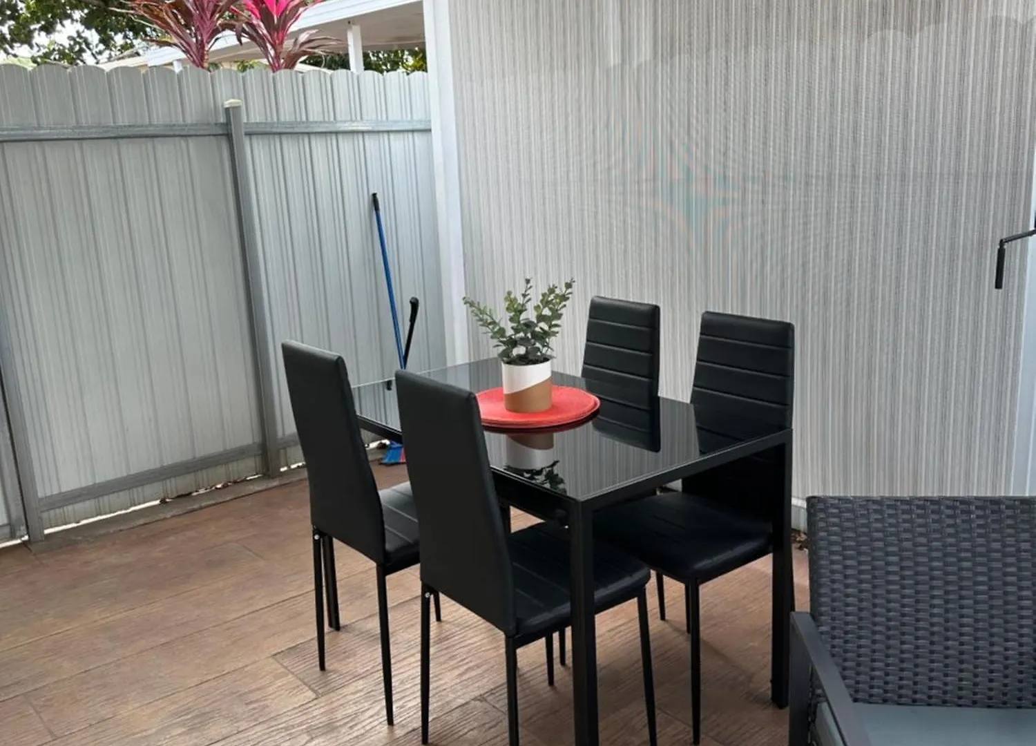 Comfortable Modern Apartment- Location. *