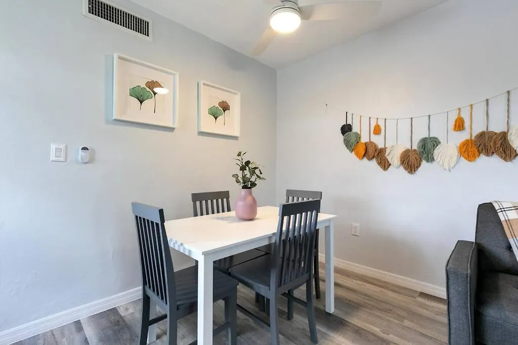 Apartmán 1b Next To Airport Virg 12 *