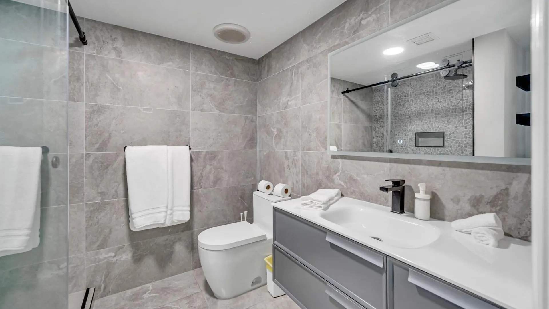 Brickell - Panoramic Views - Free Parking Apartment *