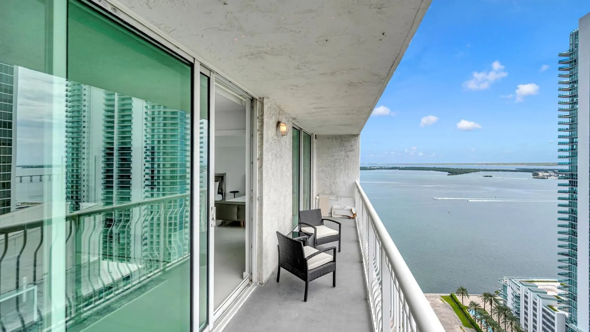 Brickell - Panoramic Views - Free Parking Apartment *