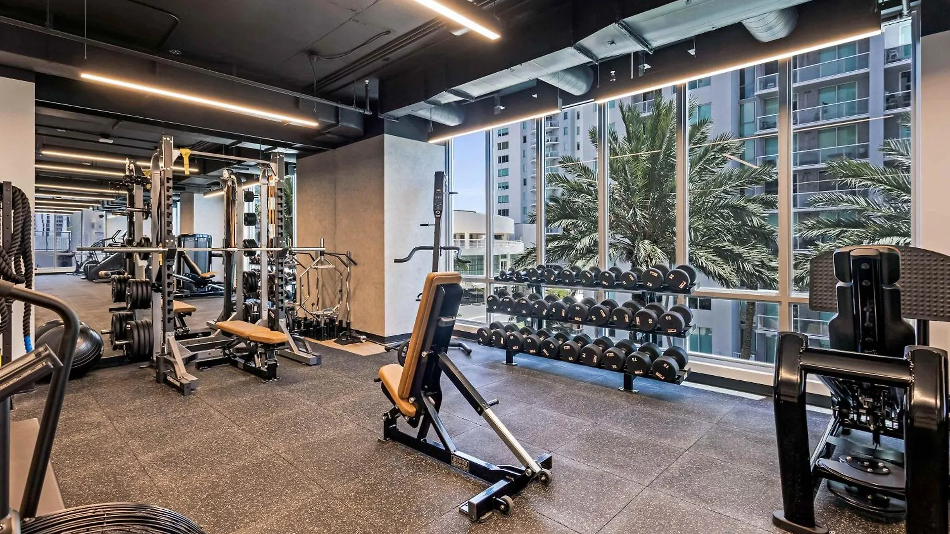 Huge Pool & Gym - Explore Miami's Heat Майами