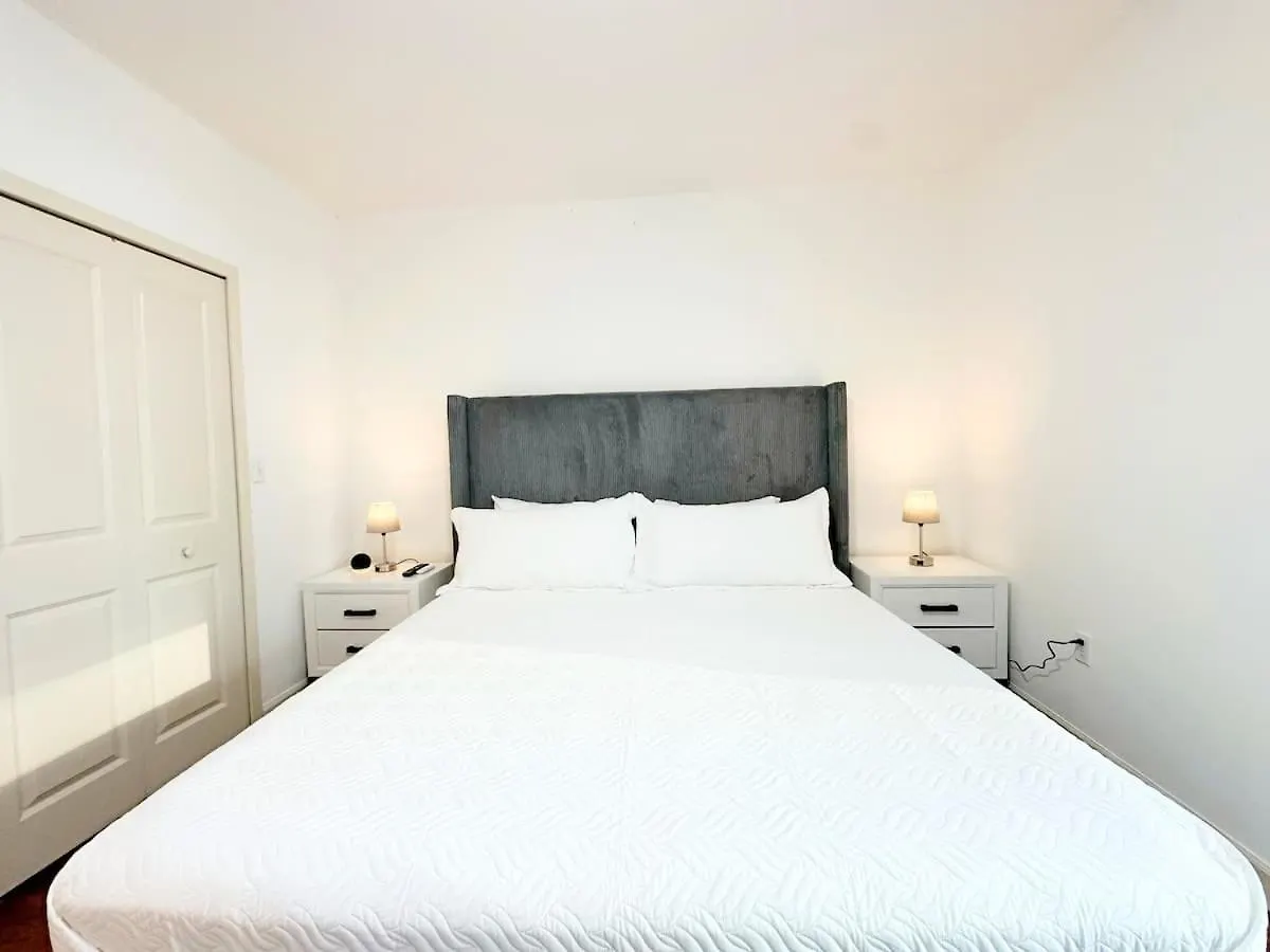 Stylish Brickell 2bd2br Pool Gym Apartment *