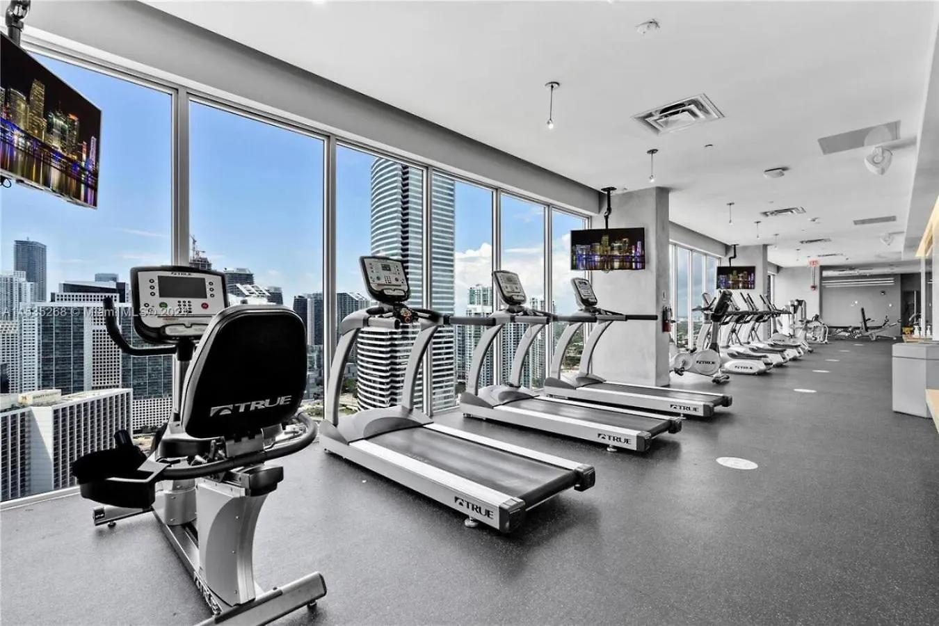בית נופש Art-filled Loft 180 Views, Rooftop Pool, Parking *
