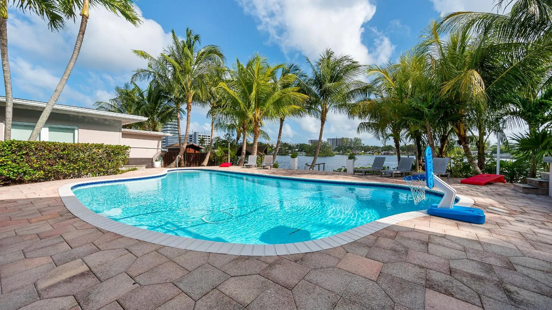 Tropical Waterfront Family Oasis - Amazing Location 度假居 *