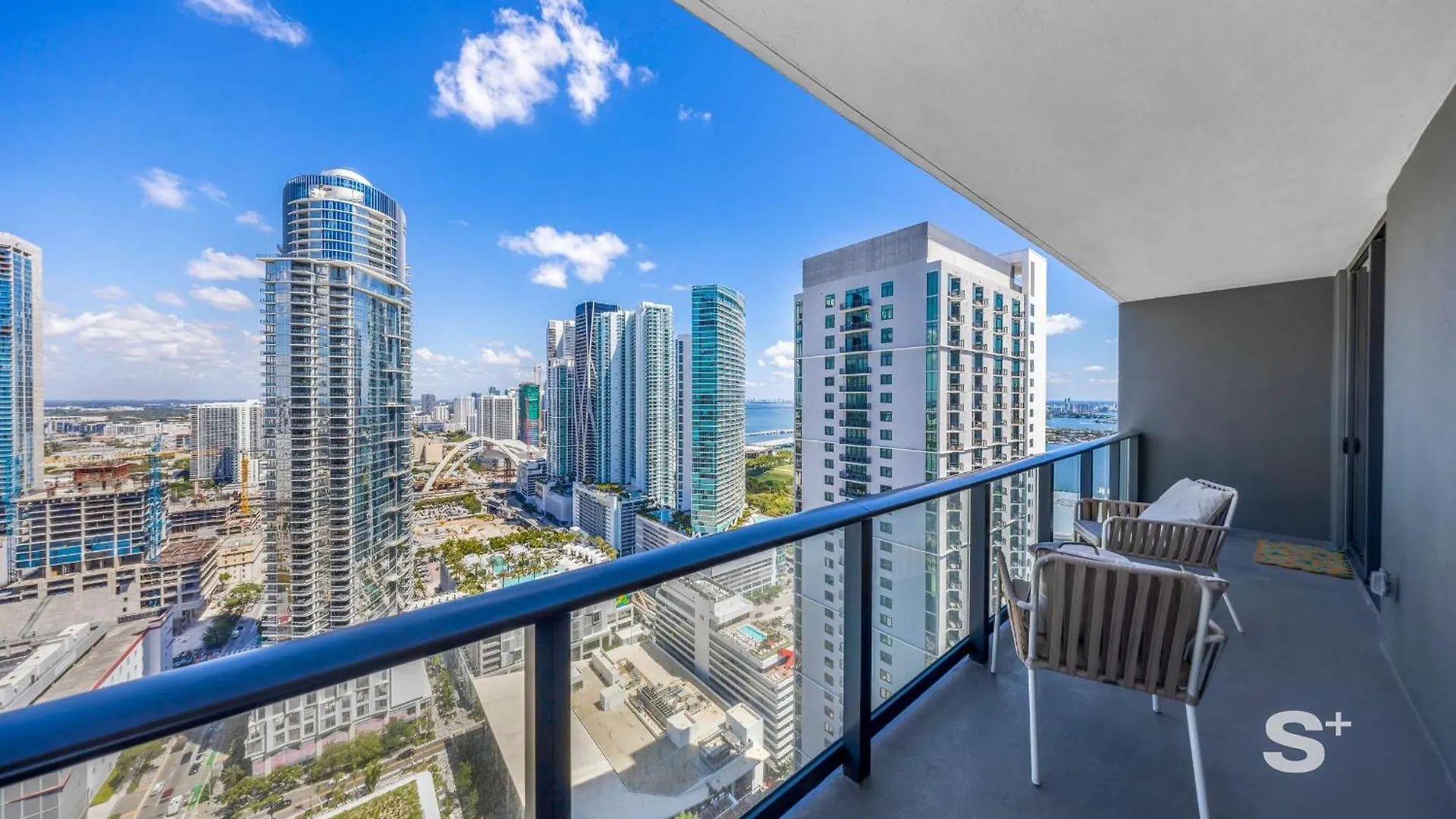2-br Downtown Escape With Views Appartement