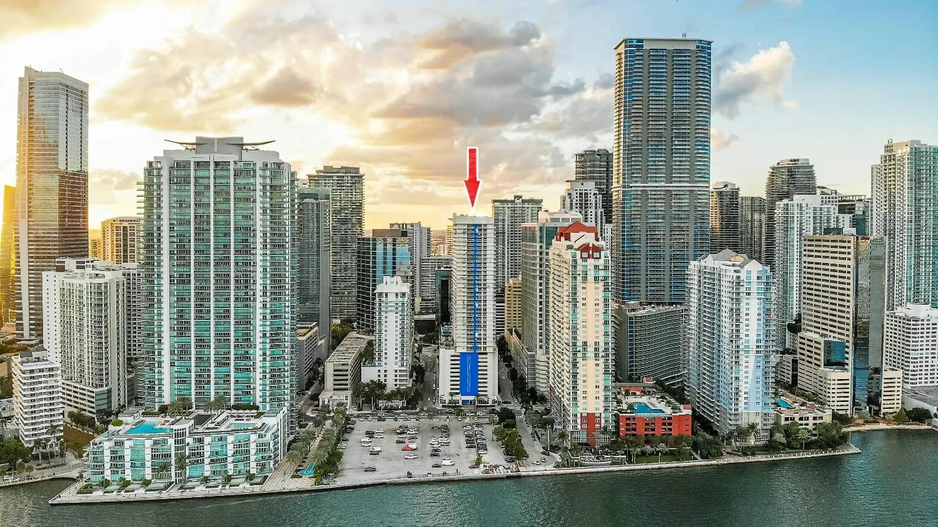2 Bed With A Pool & Gym- Free Garage Parking *