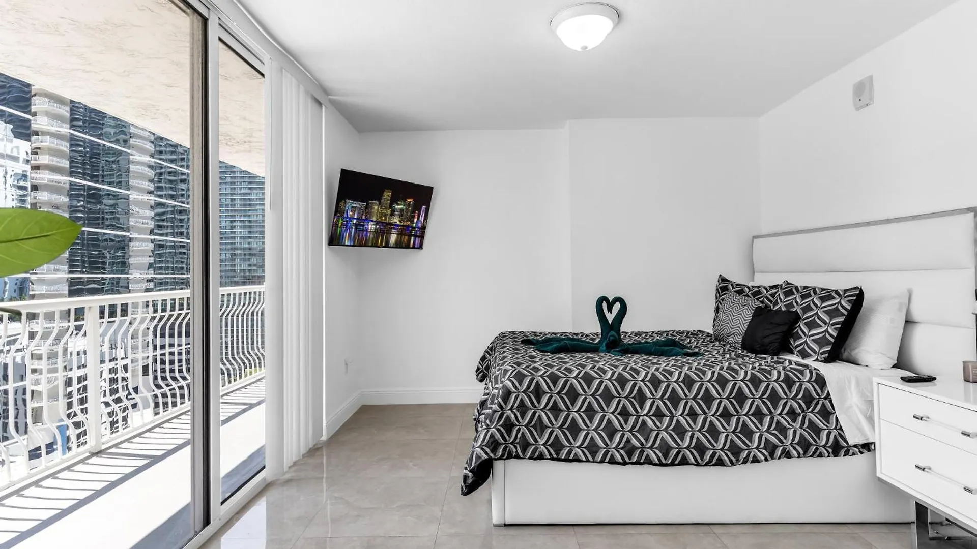 2 Bed With A Pool & Gym- Free Garage Parking شقة ميامي