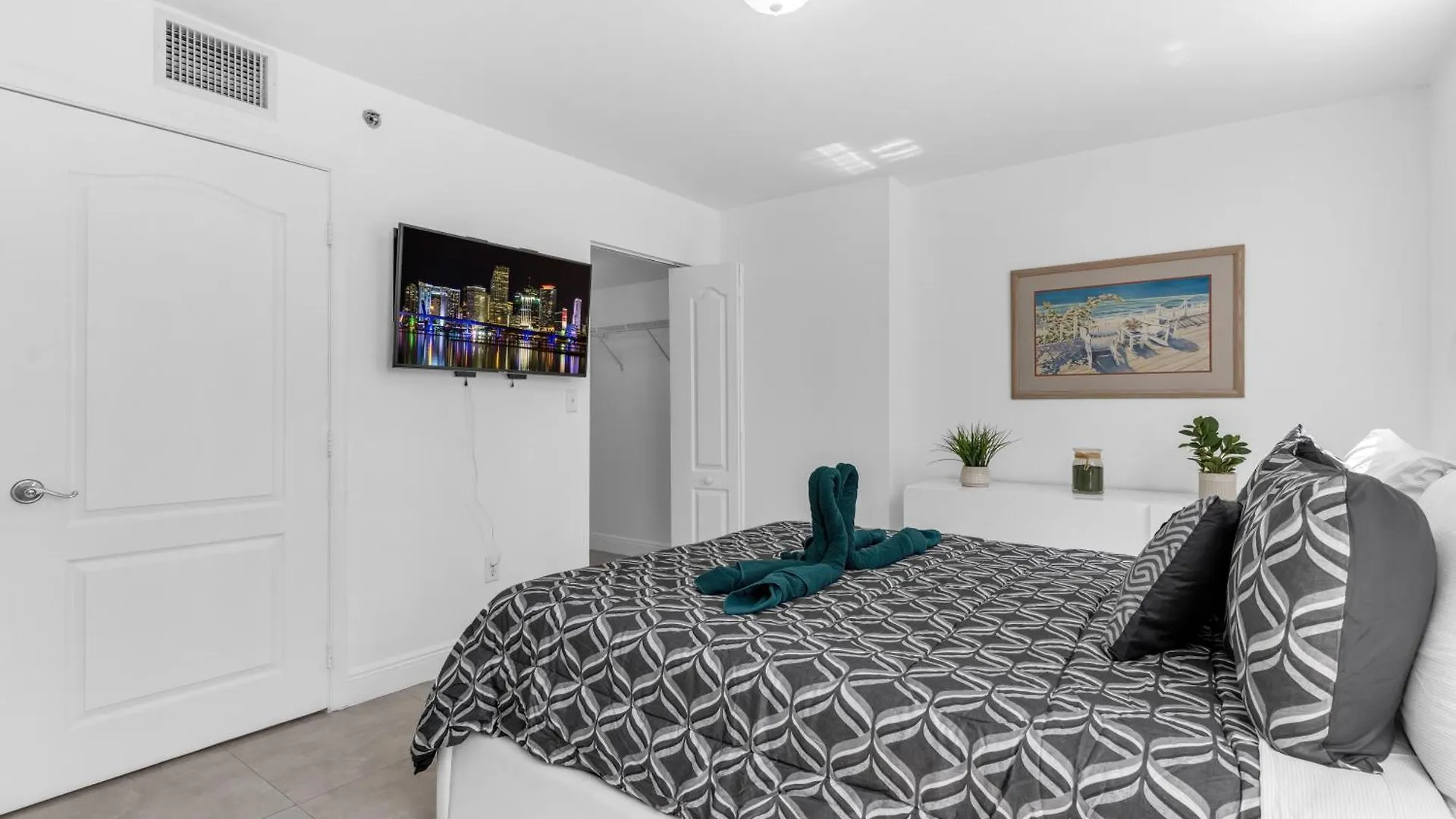 2 Bed With A Pool & Gym- Free Garage Parking ميامي