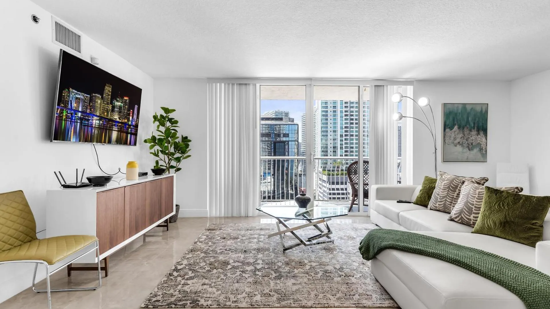 2 Bed With A Pool & Gym- Free Garage Parking * ميامي