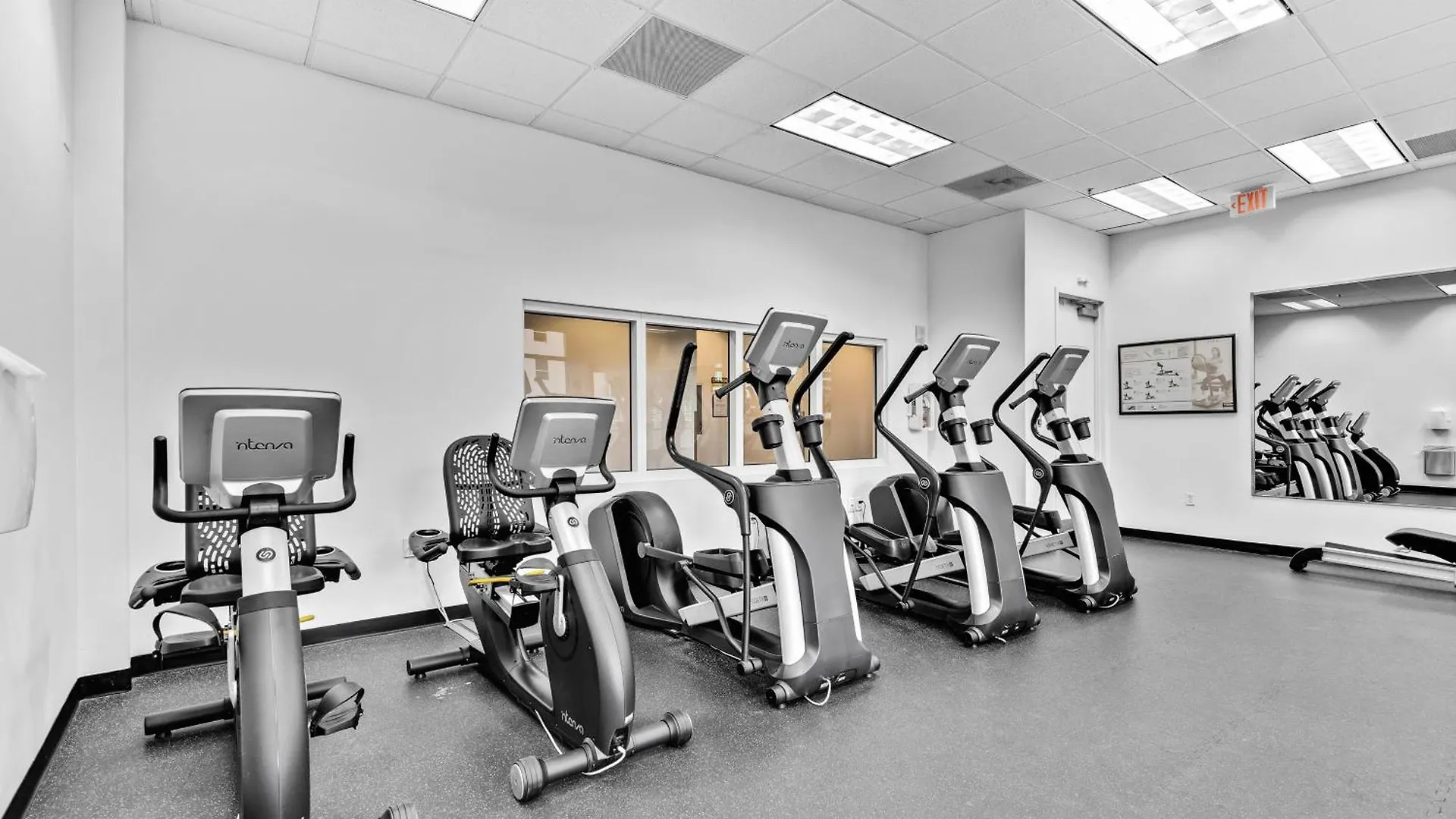 2 Bed With A Pool & Gym- Free Garage Parking شقة