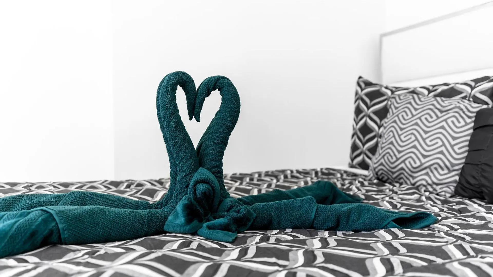 شقة 2 Bed With A Pool & Gym- Free Garage Parking