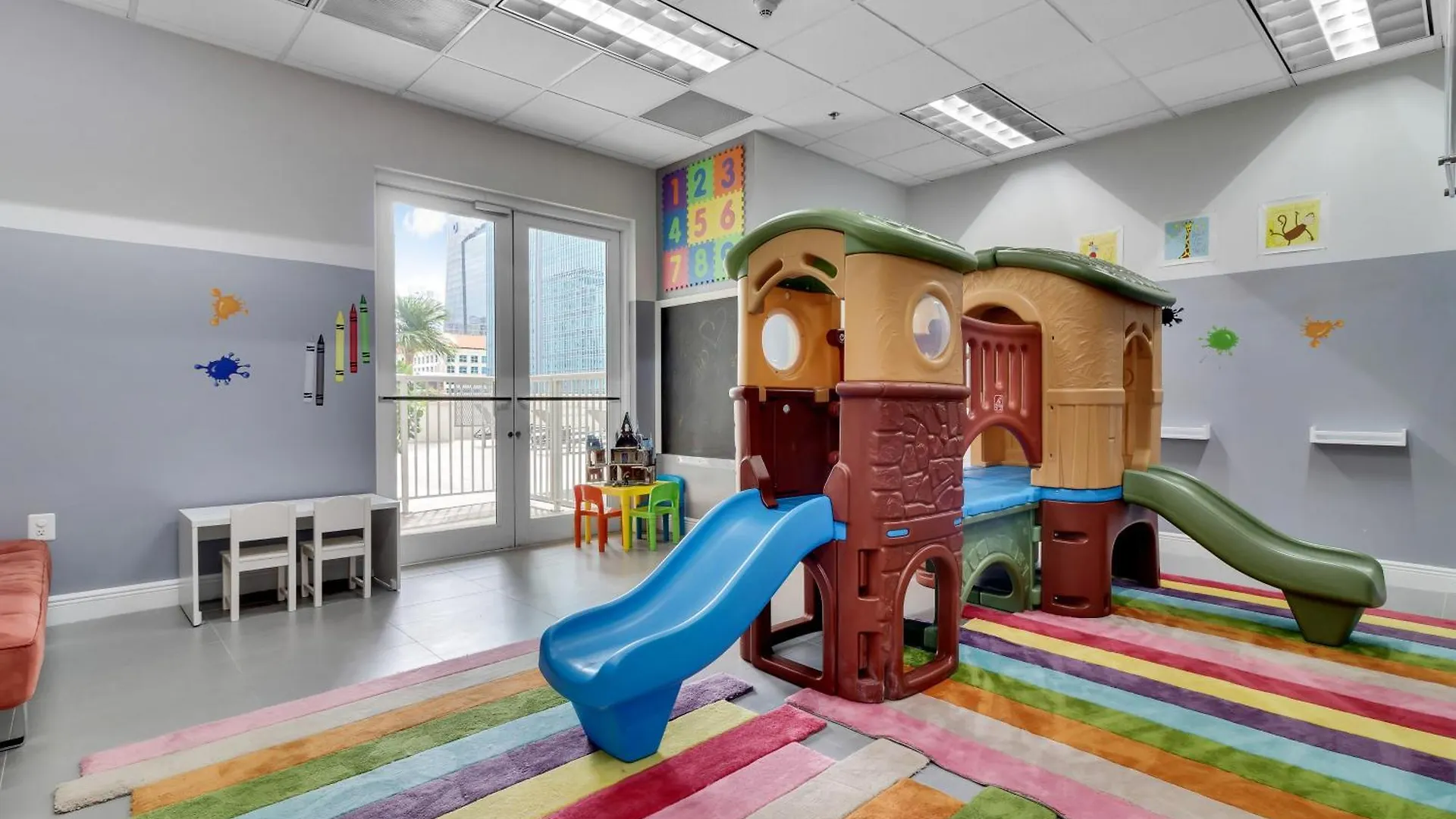 2 Bed With A Pool & Gym- Free Garage Parking *