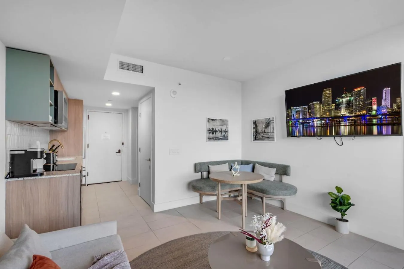 Sunlit 1br In Downtown