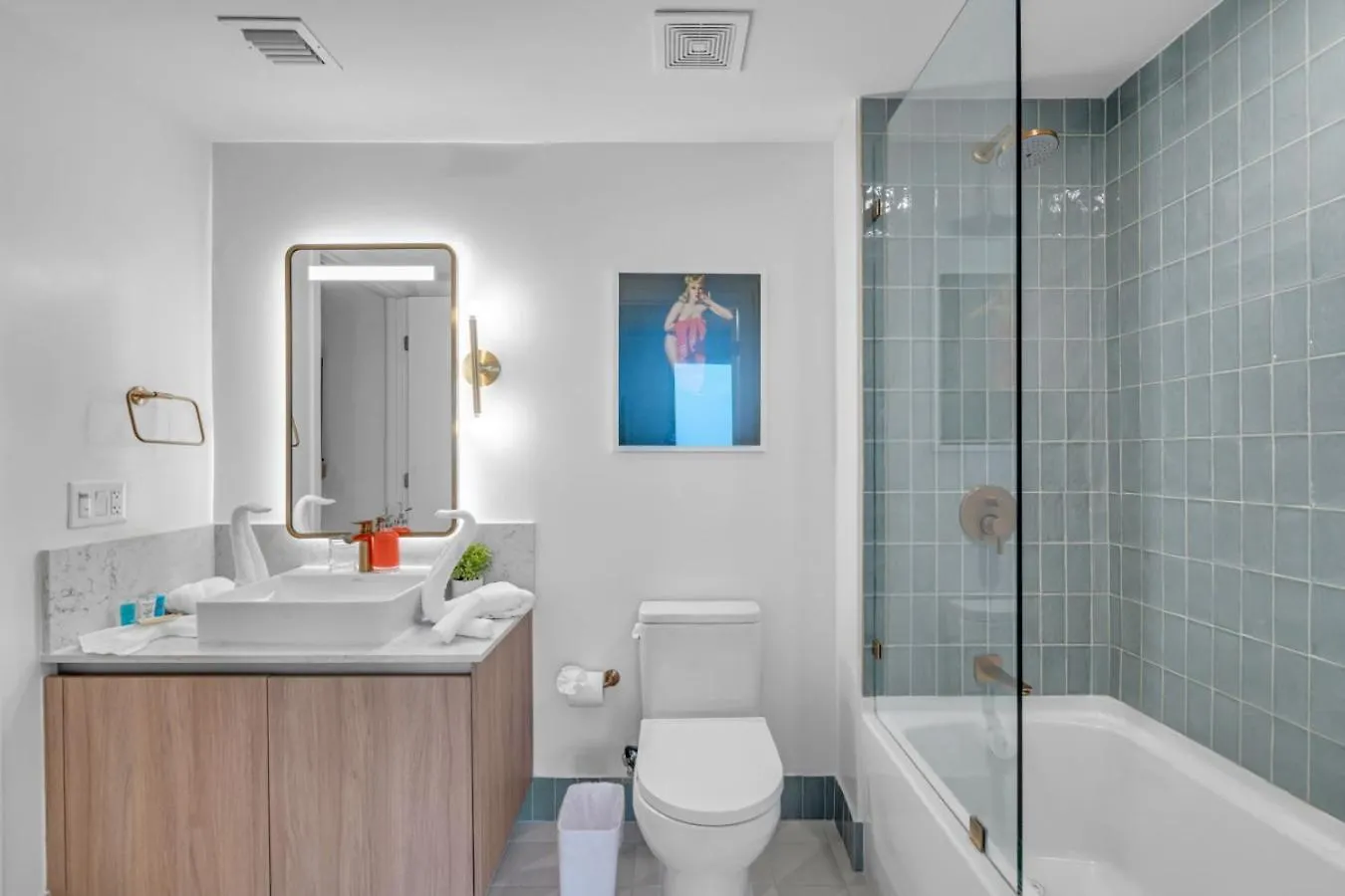 Sunlit 1br In Downtown