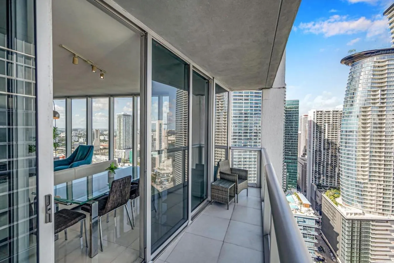 Апартаменты Sun, Style And Skyline Modern Icon Brickell 2br Майами