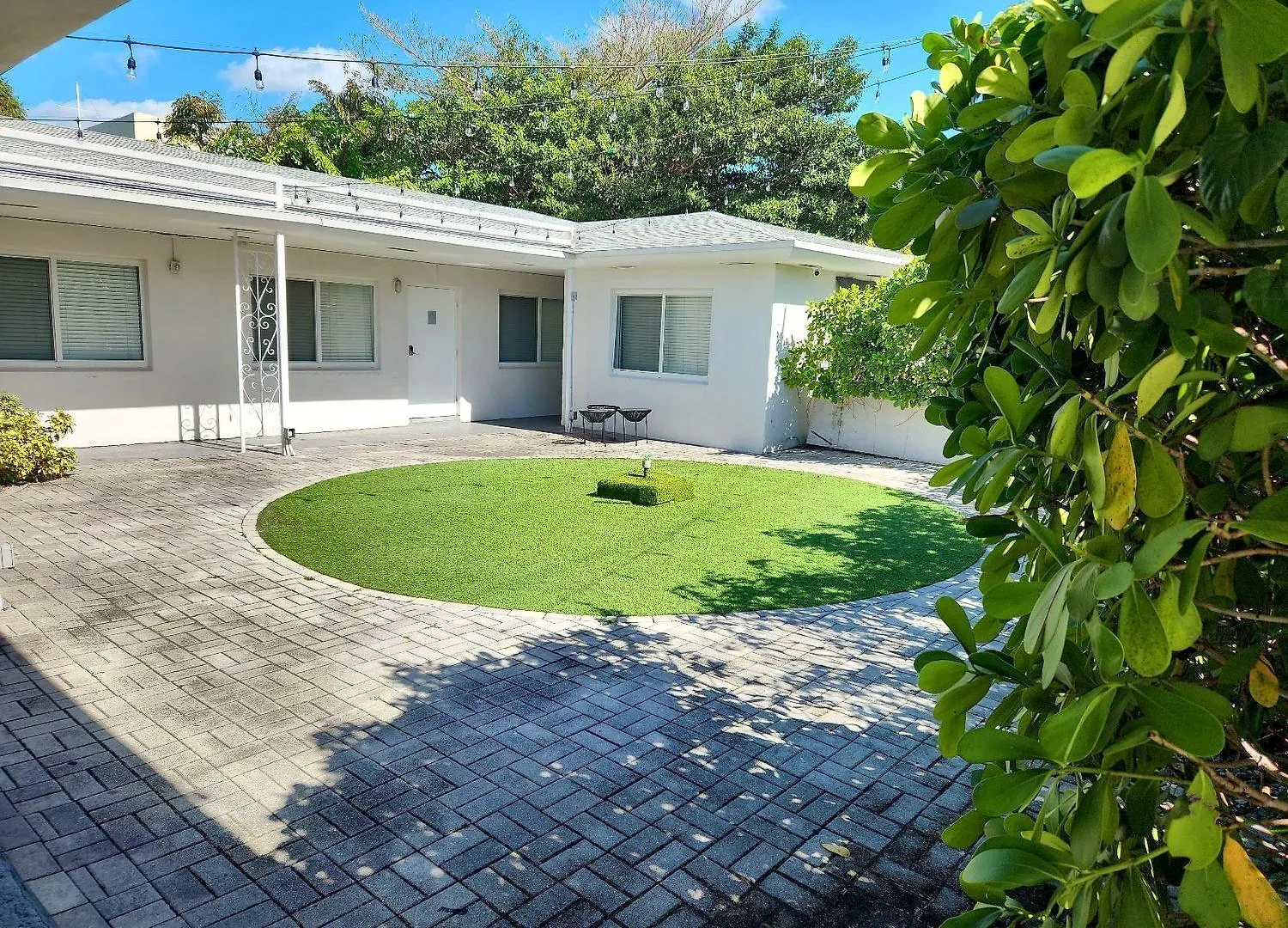 Charming In A Beautiful Neighborhood Setting *