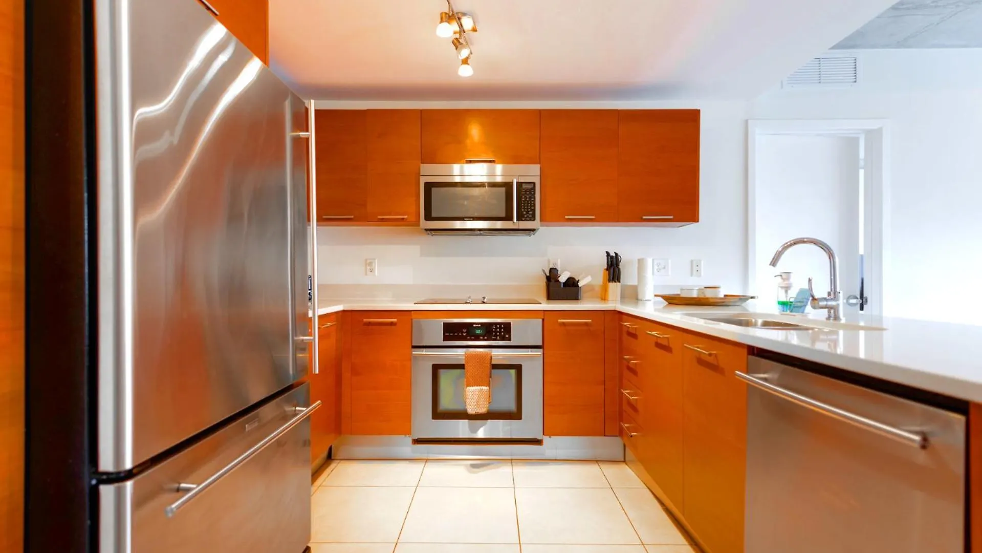 Stylish Midtown - Pool & Prime Location *