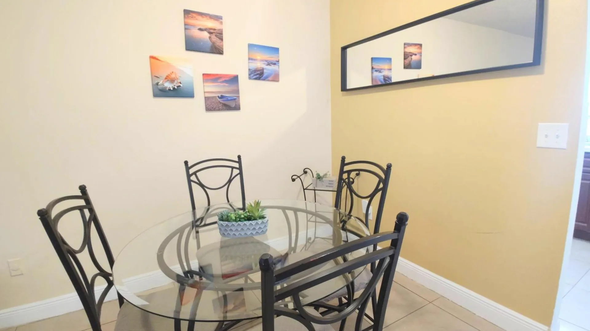 Chic 2 Bedroom Close Downtown W Parking