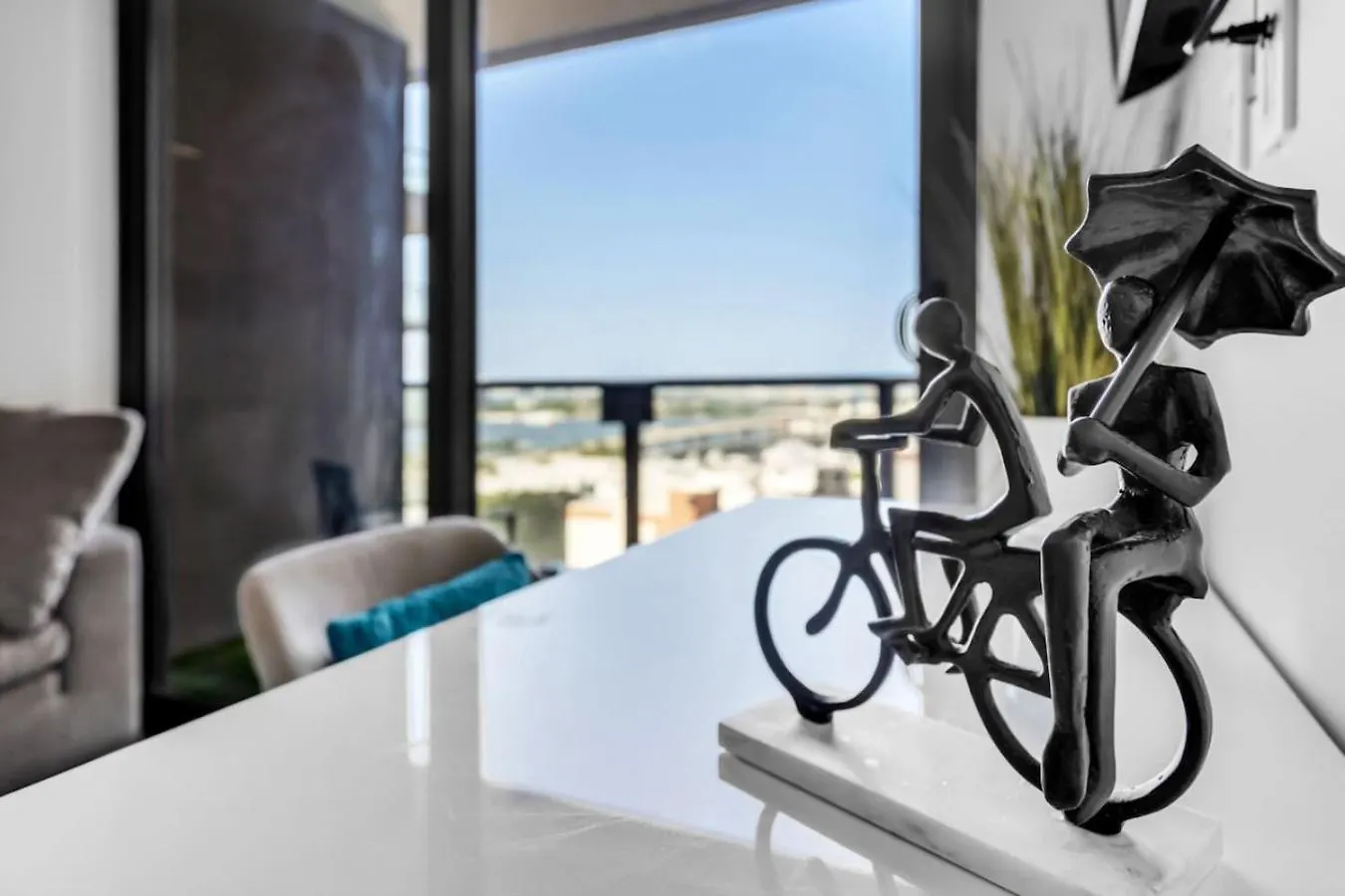 Bayview 2br Retreat Stunning Views And Pool Apartman *