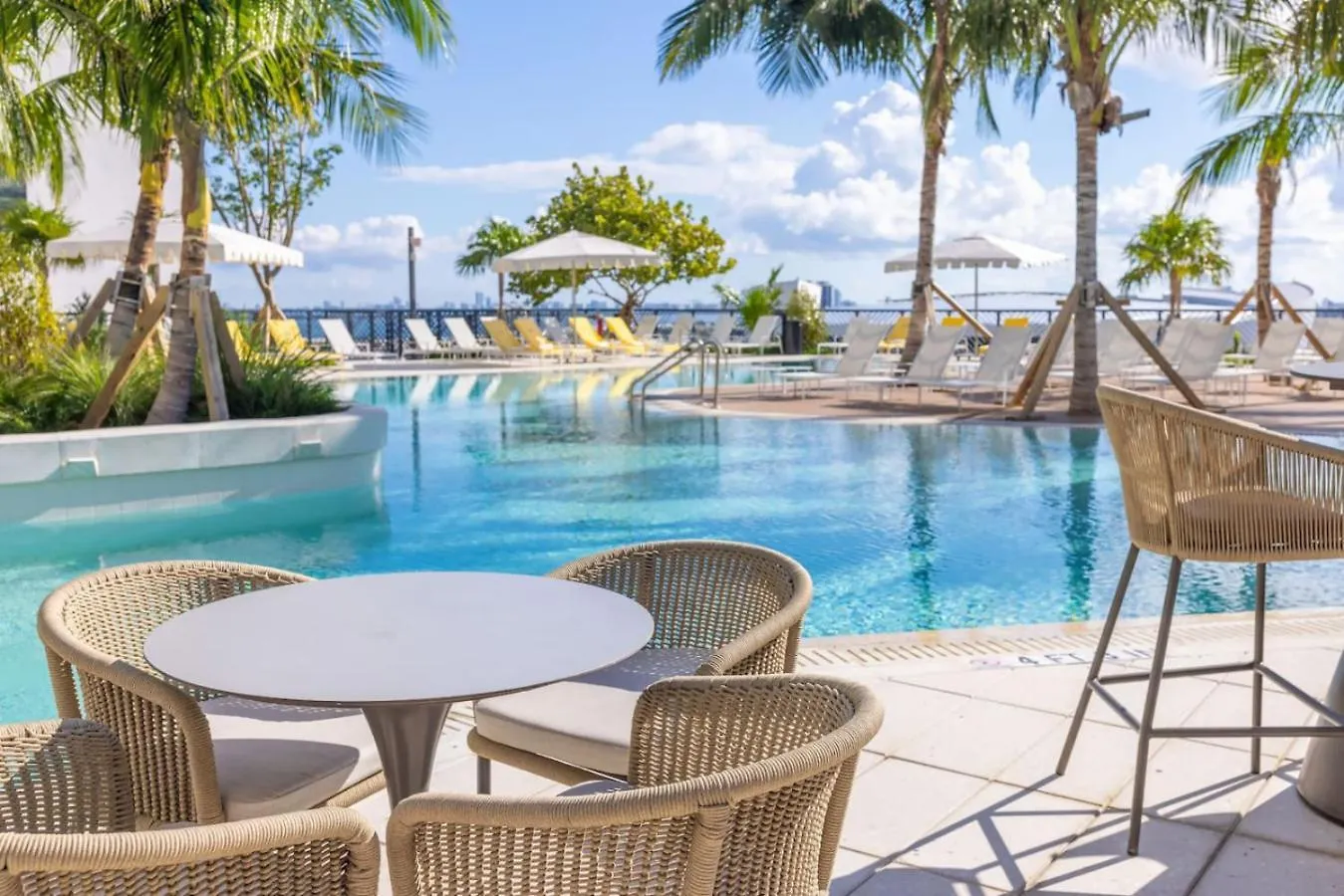 3610 Calm Blue W Balcony View Pool And Gym * Miami