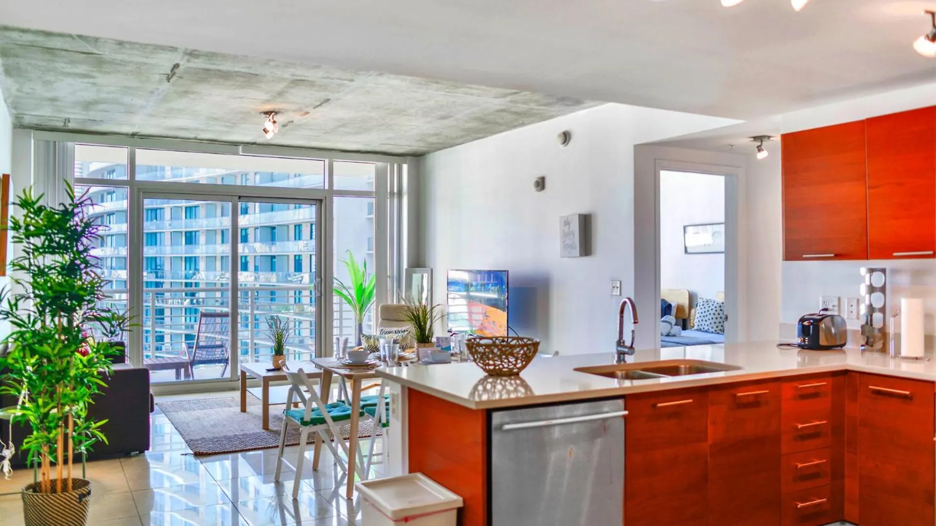 아파트 Midblock - Views, Pool & Balcony! 마이애미