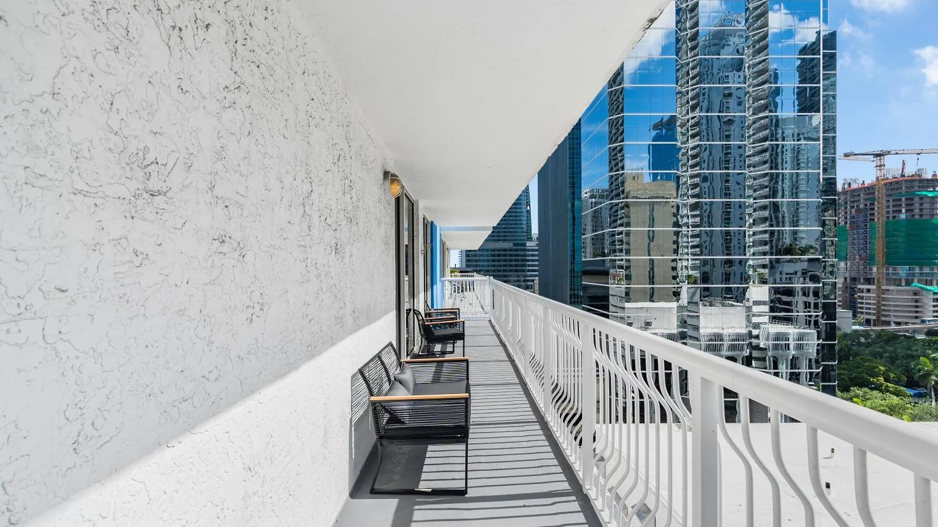 Luxurious 3br With Pool In Brickell *