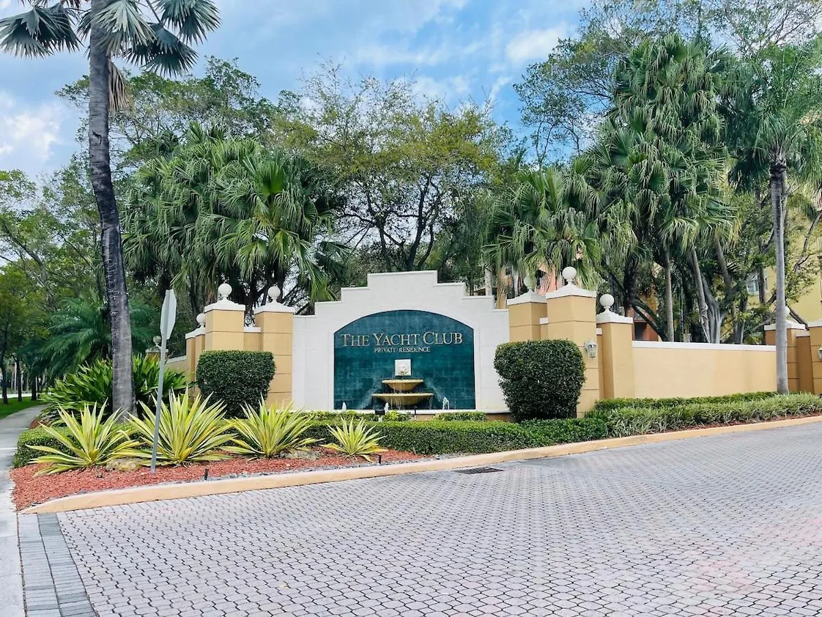 2 Bedrooms At Yacht Club Of Aventura 아파트