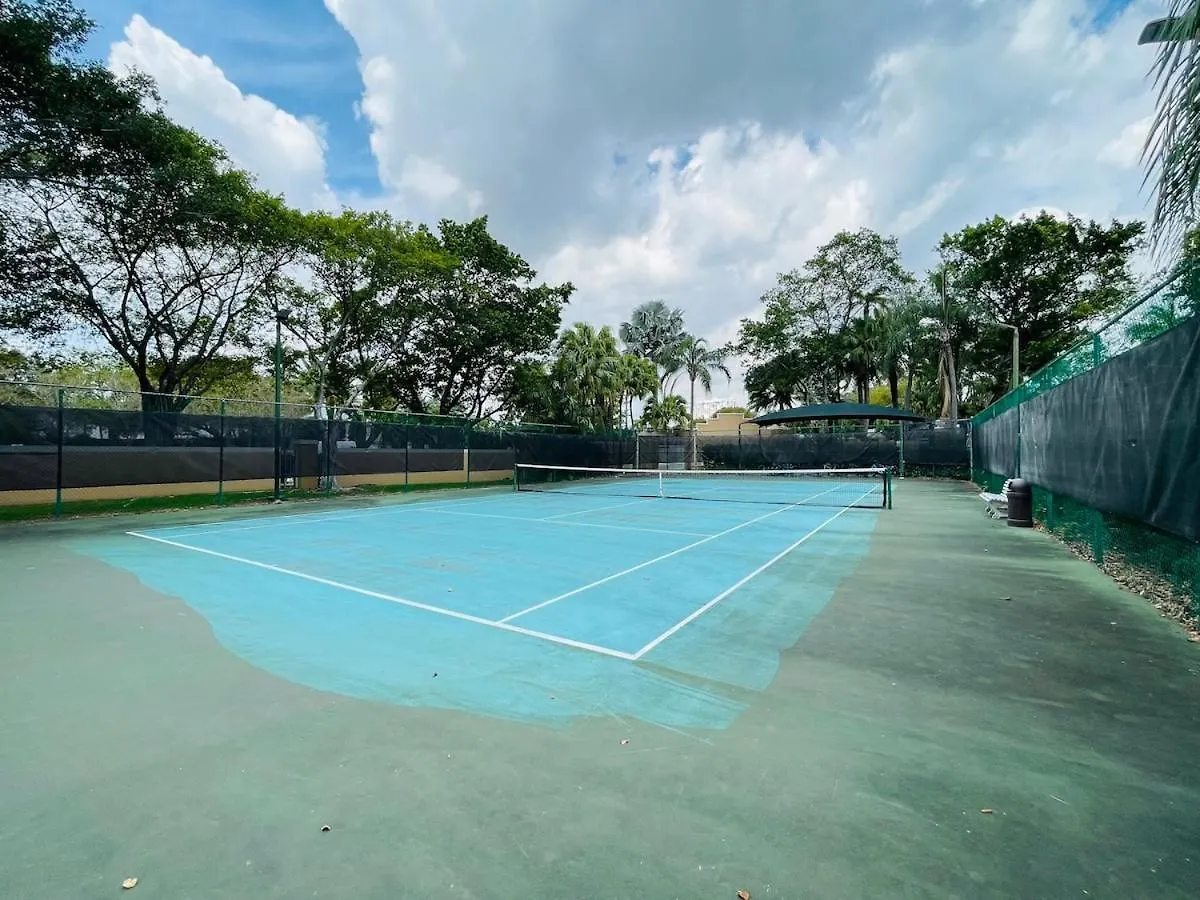 2 Bedrooms At Yacht Club Of Aventura 아파트