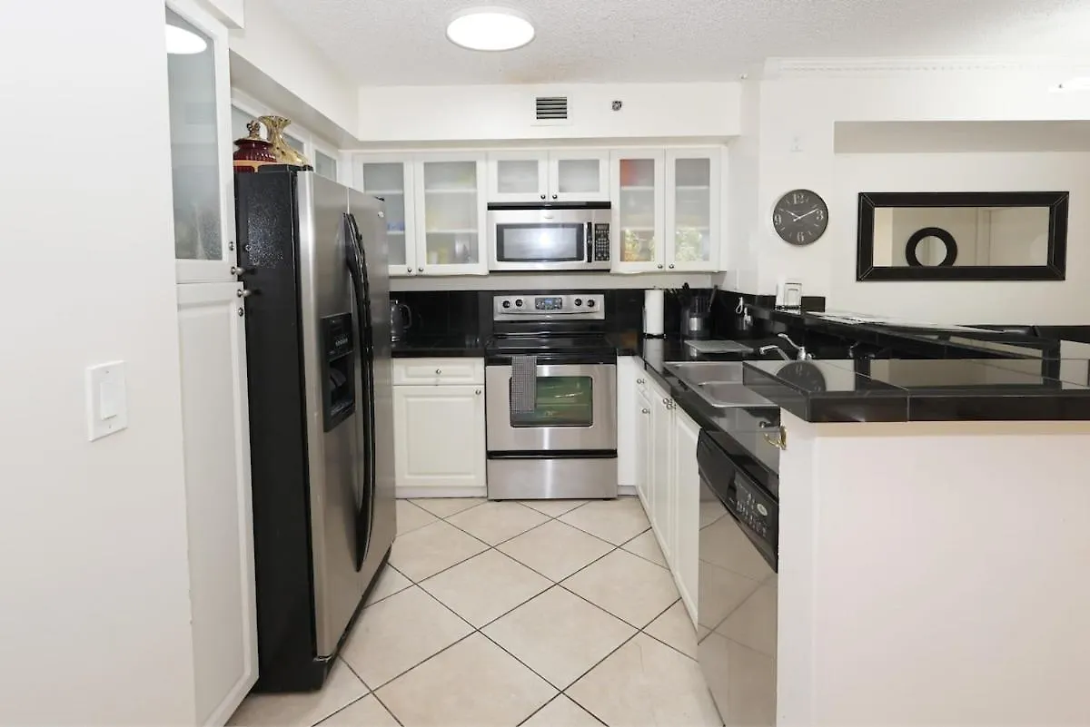 2 Bedrooms At Yacht Club Of Aventura 아파트 *