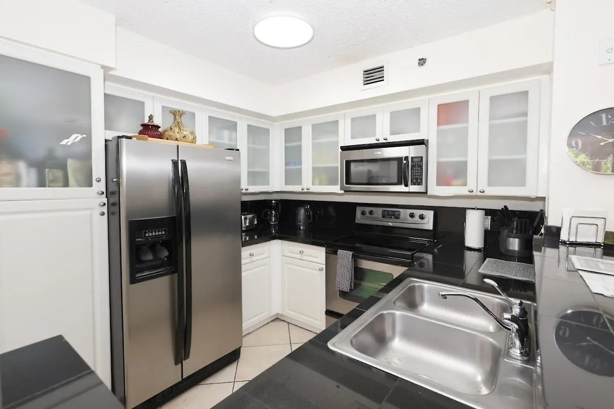 2 Bedrooms At Yacht Club Of Aventura 마이애미