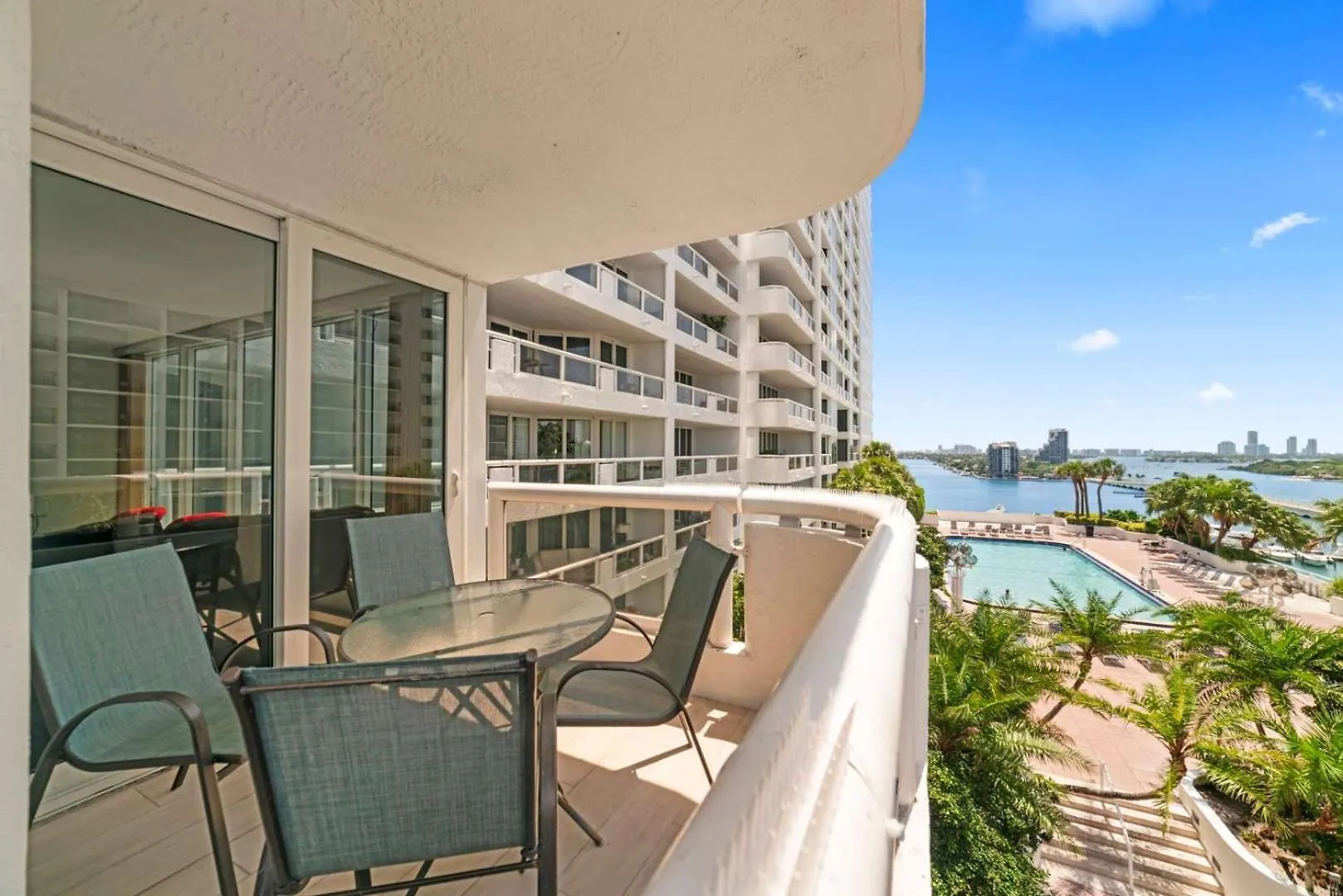 Hébergement de vacances On The Pool - Retreat For 4 With Water Views & Resort-style Amenities Miami