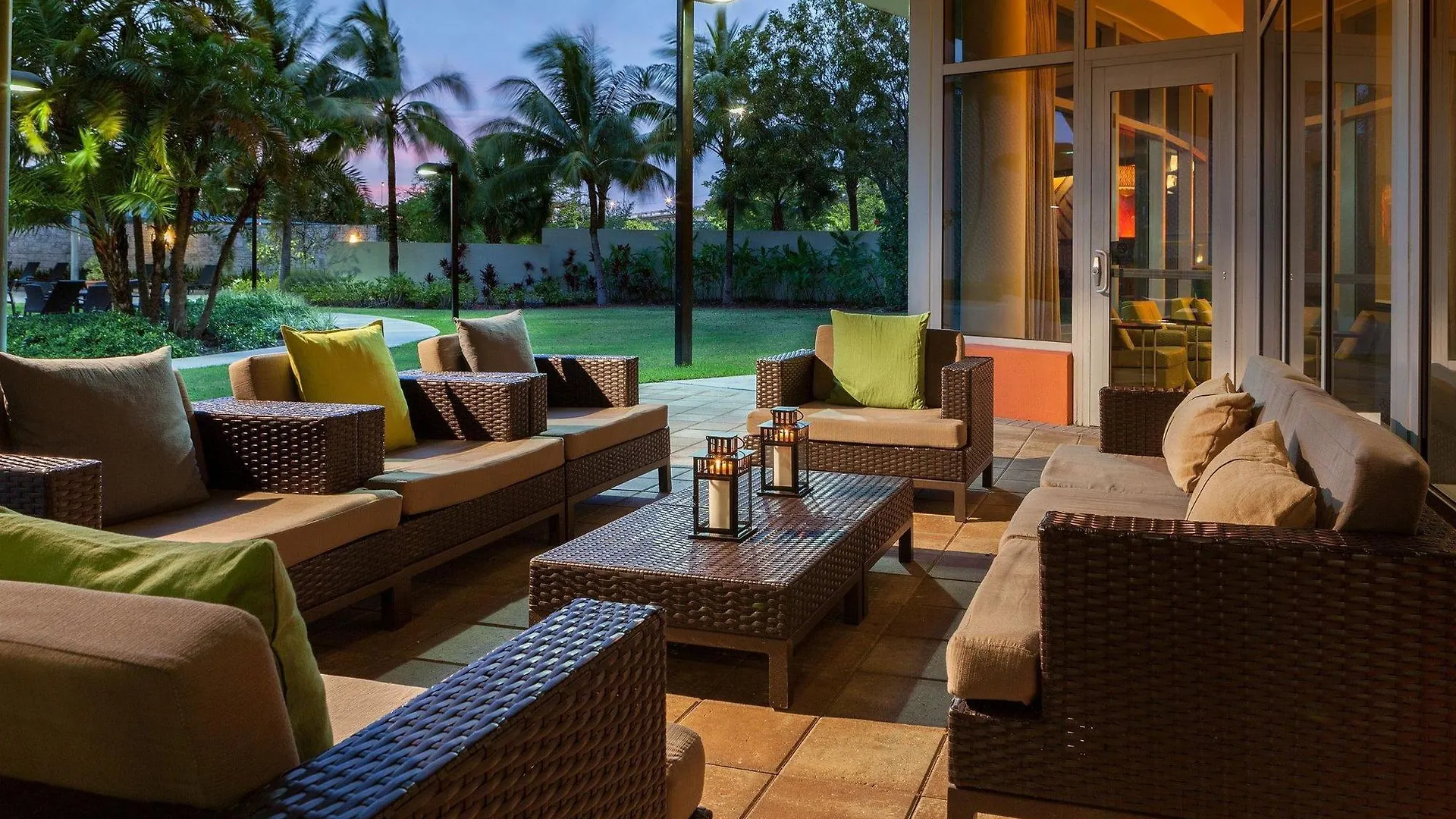 Courtyard By Marriott Airport