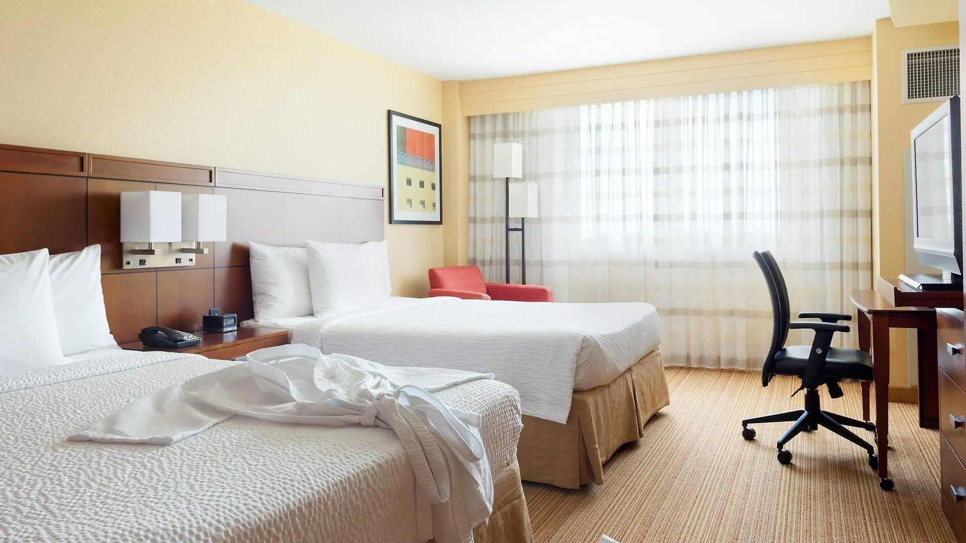 Courtyard By Marriott Airport