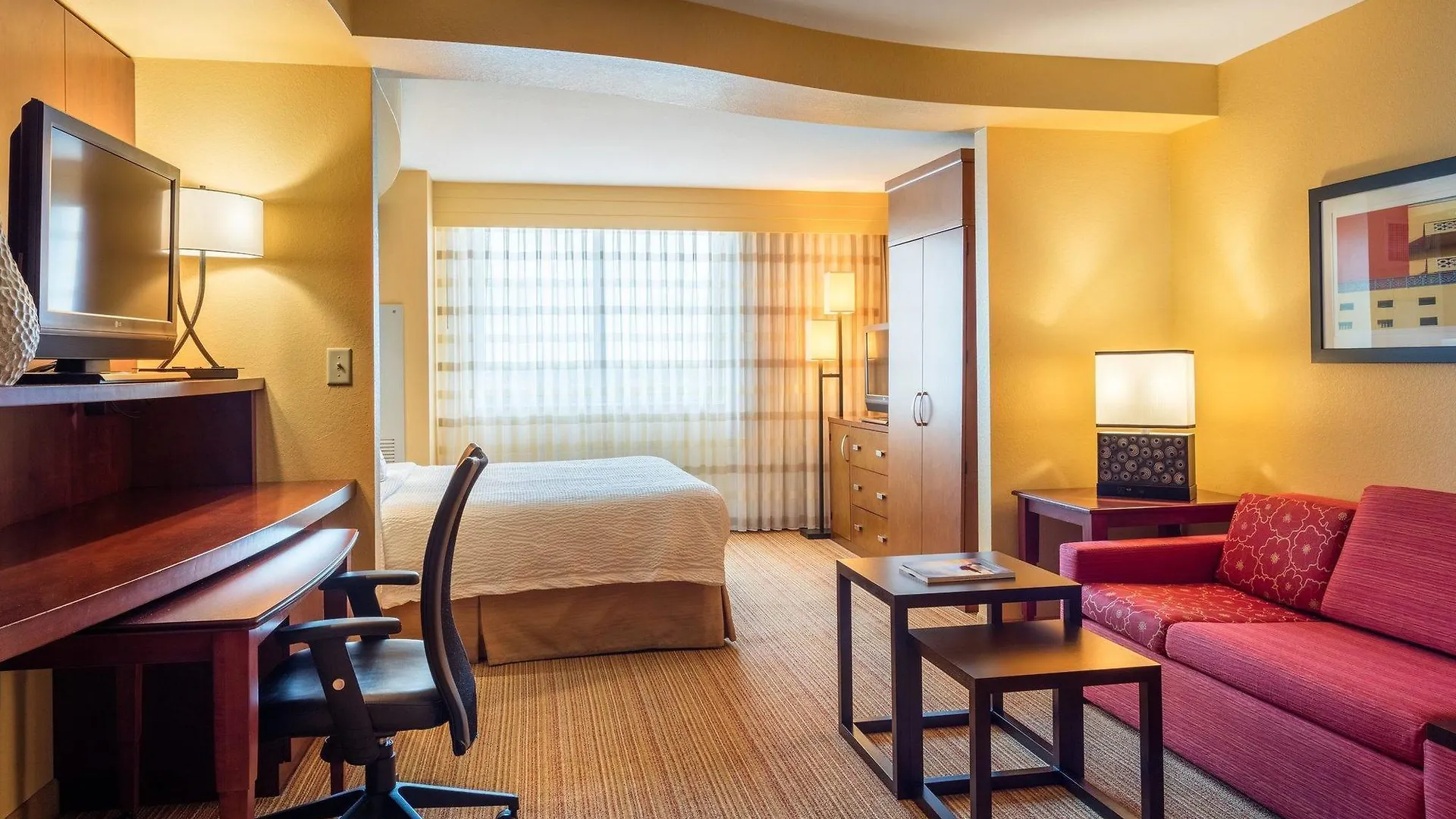 Hotel Courtyard By Marriott Airport