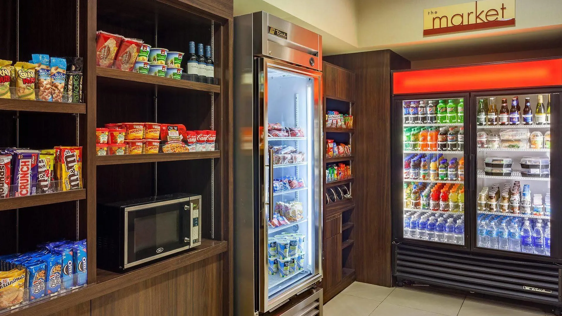 Courtyard By Marriott Airport Hotel