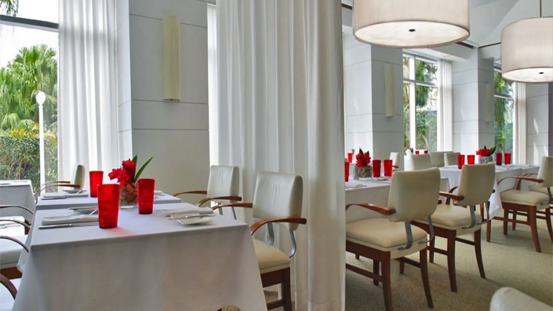 Pullman Miami Airport 4*
