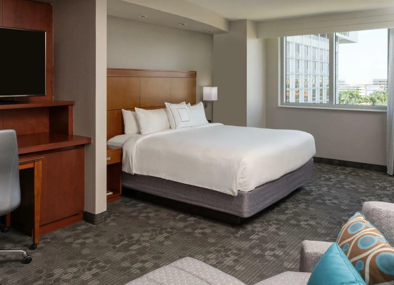 Courtyard By Marriott Airport Hotel