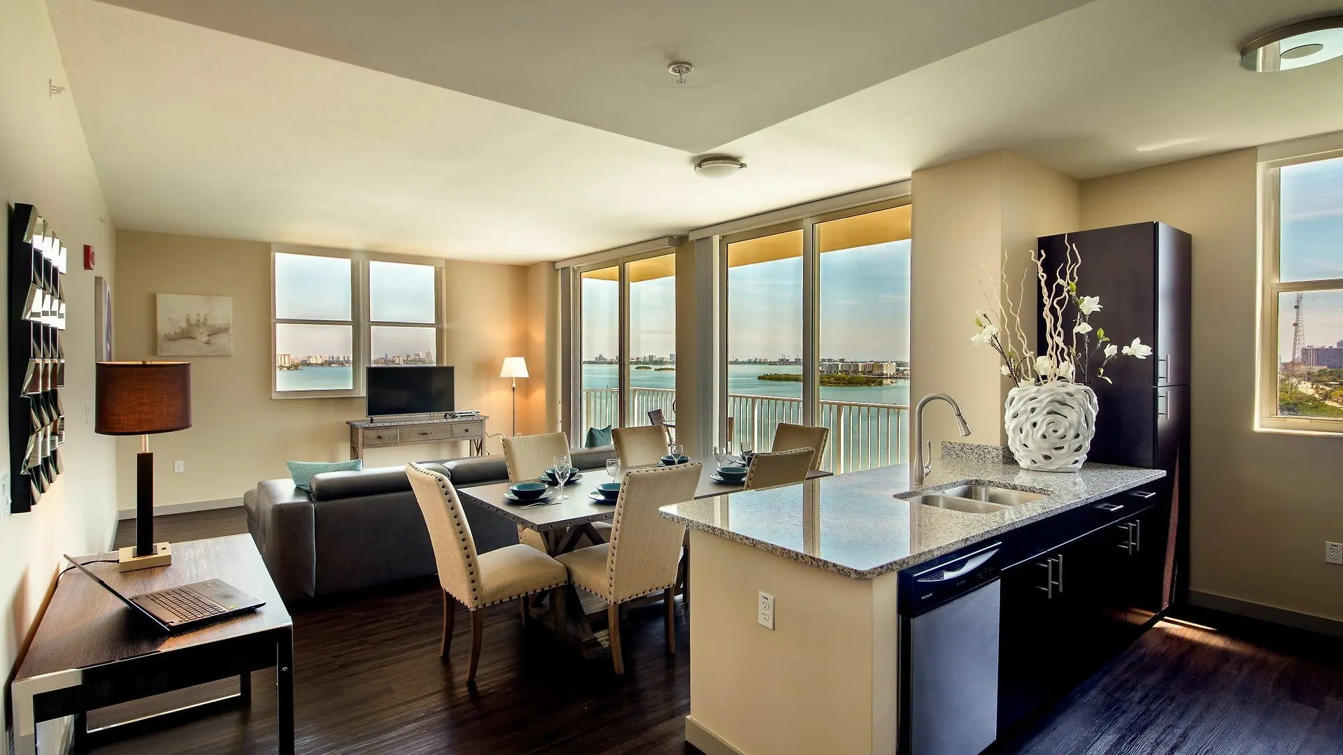 Shorecrest Bay Luxury Apartment
