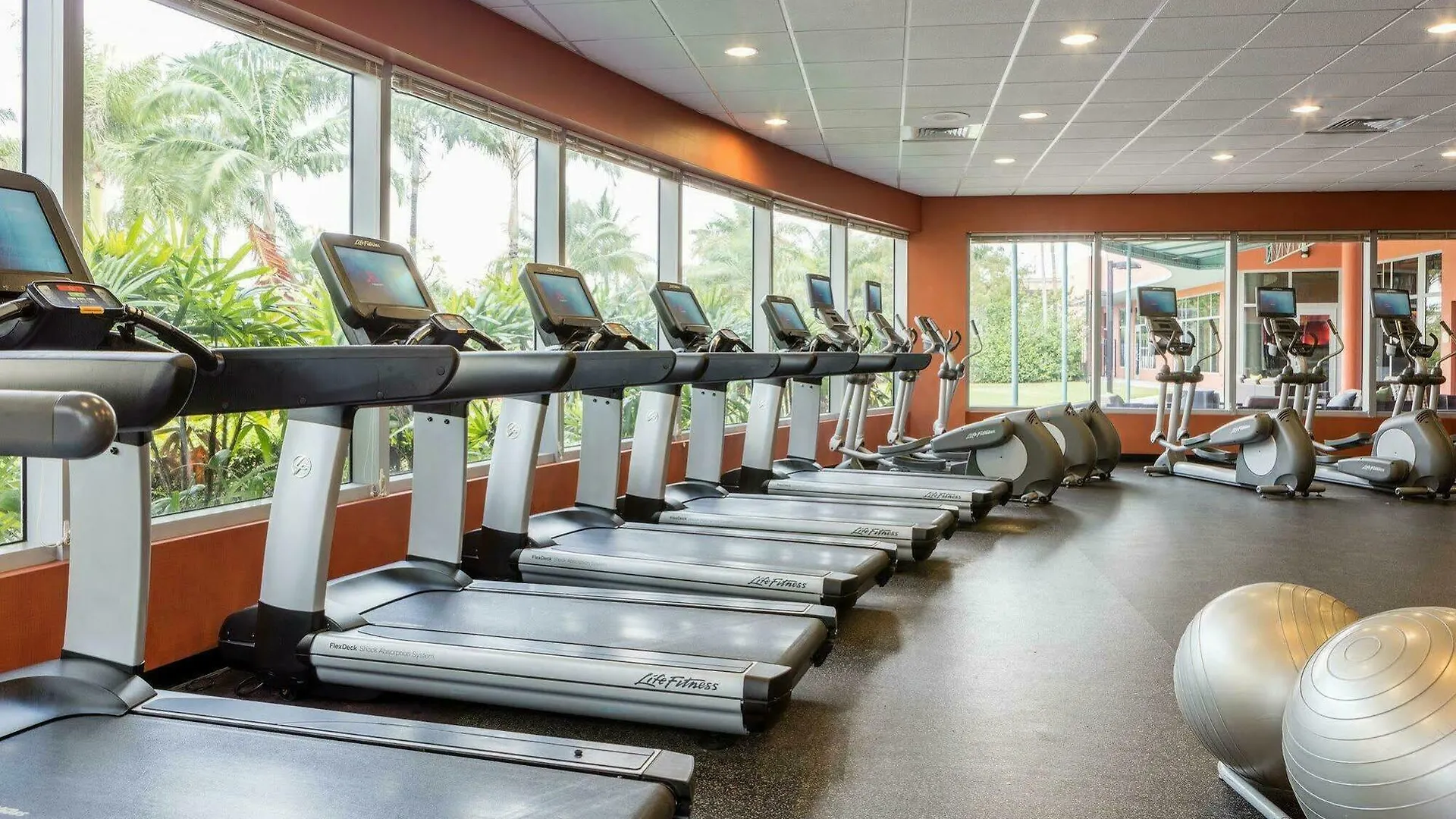 Courtyard By Marriott Airport